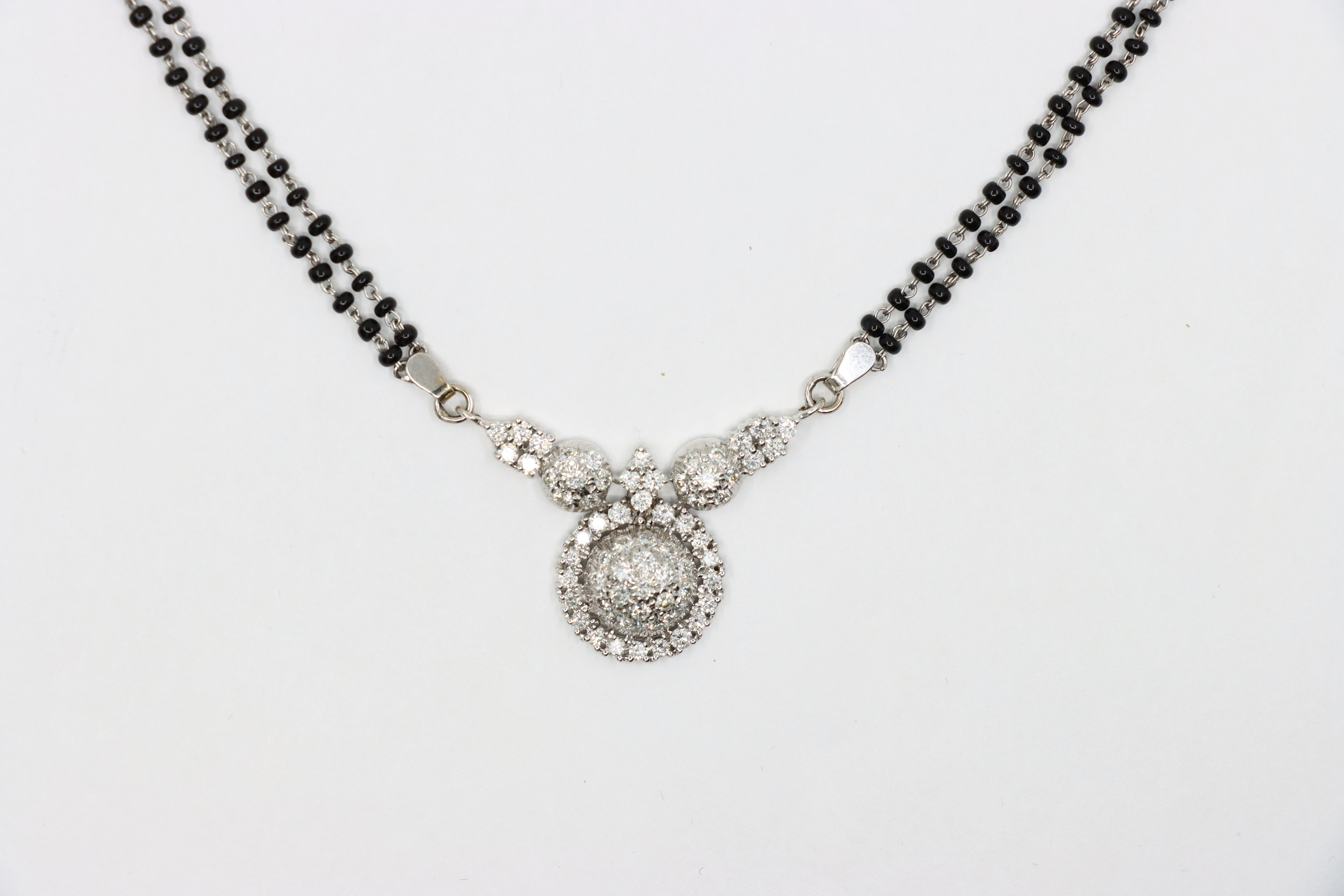 Donna Collana vintage in oro bianco 18 carati con diamanti e perline di onice in vendita
