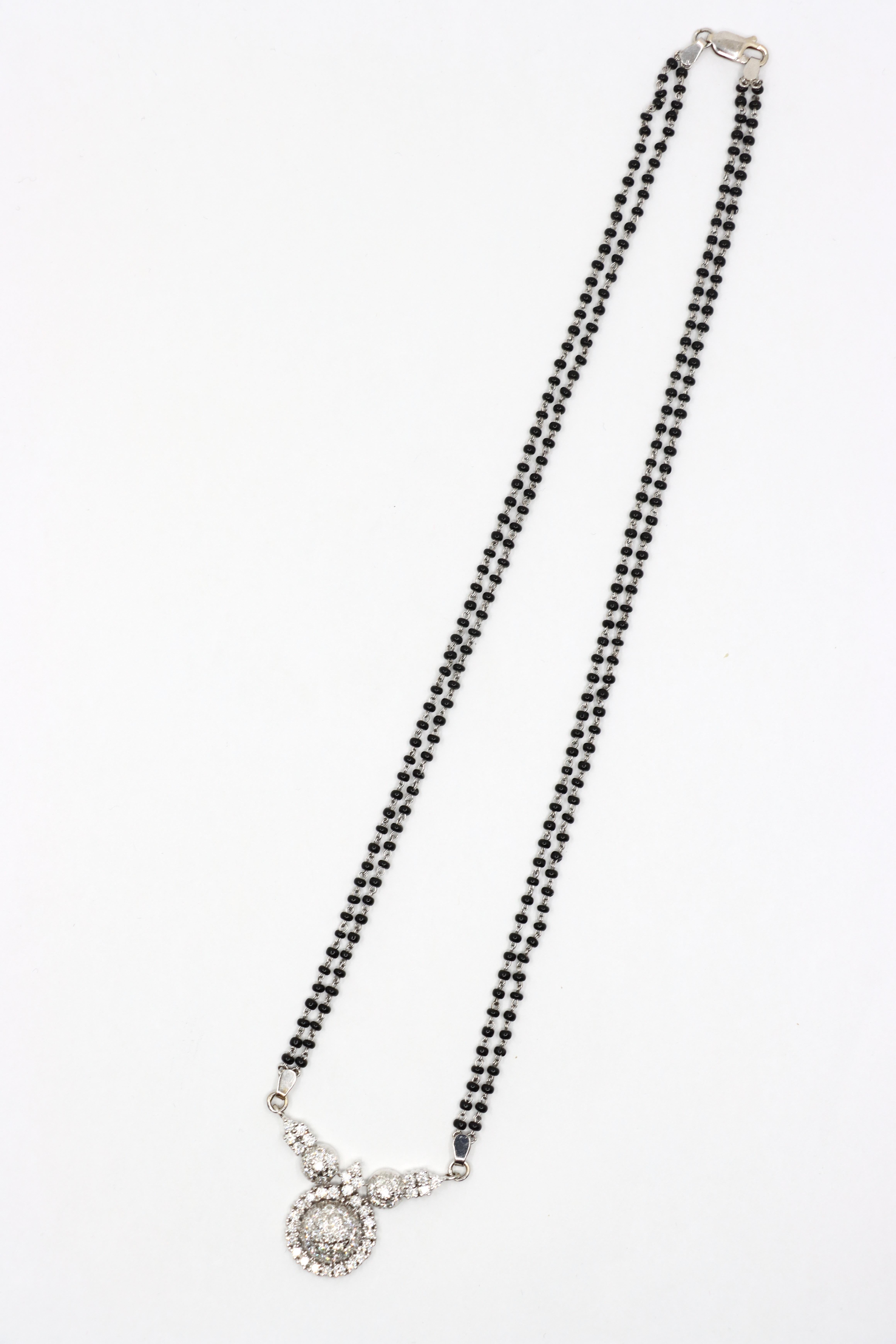 Collana vintage in oro bianco 18 carati con diamanti e perline di onice in vendita 1