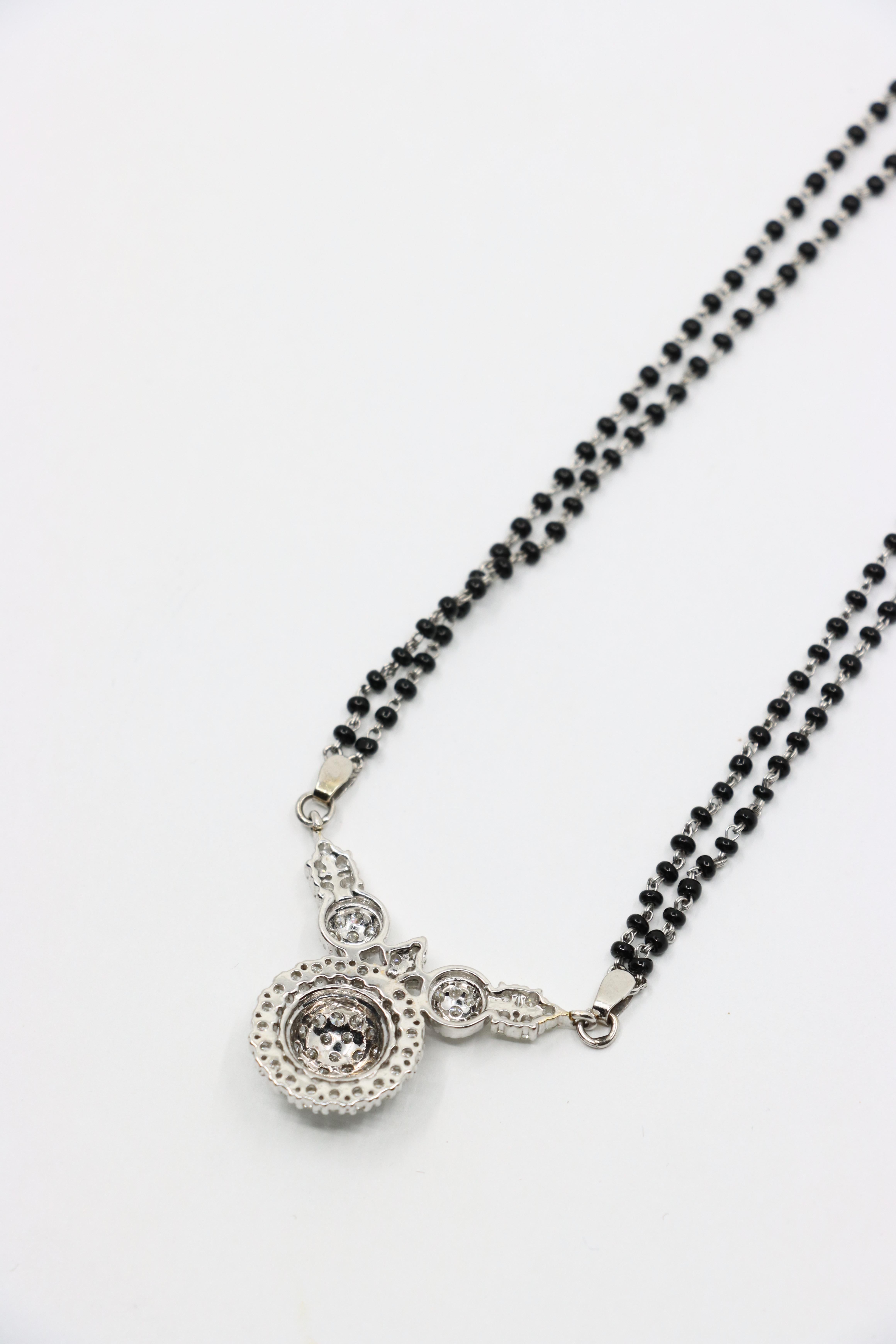 Collana vintage in oro bianco 18 carati con diamanti e perline di onice in vendita 3