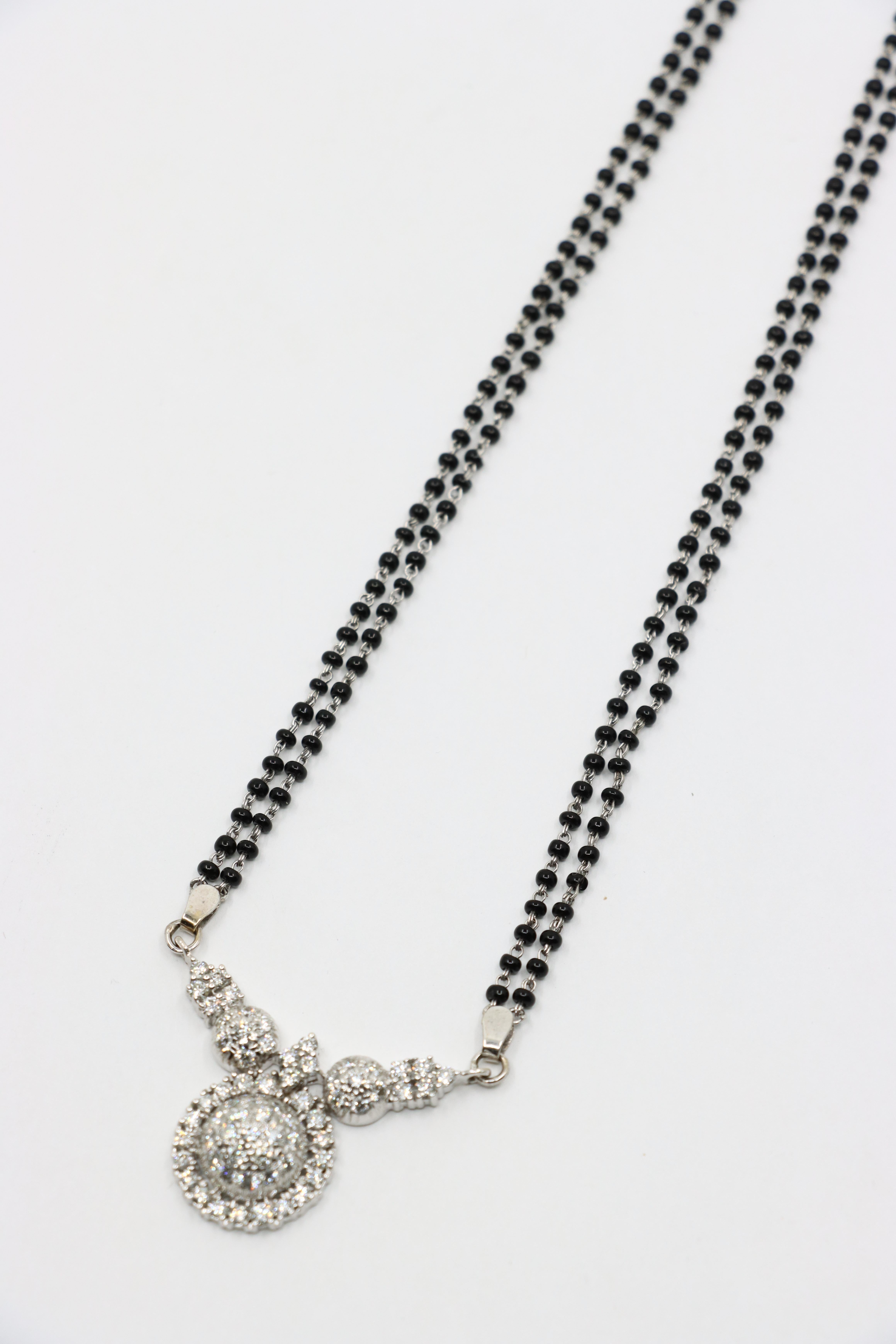 Collana vintage in oro bianco 18 carati con diamanti e perline di onice in vendita 4