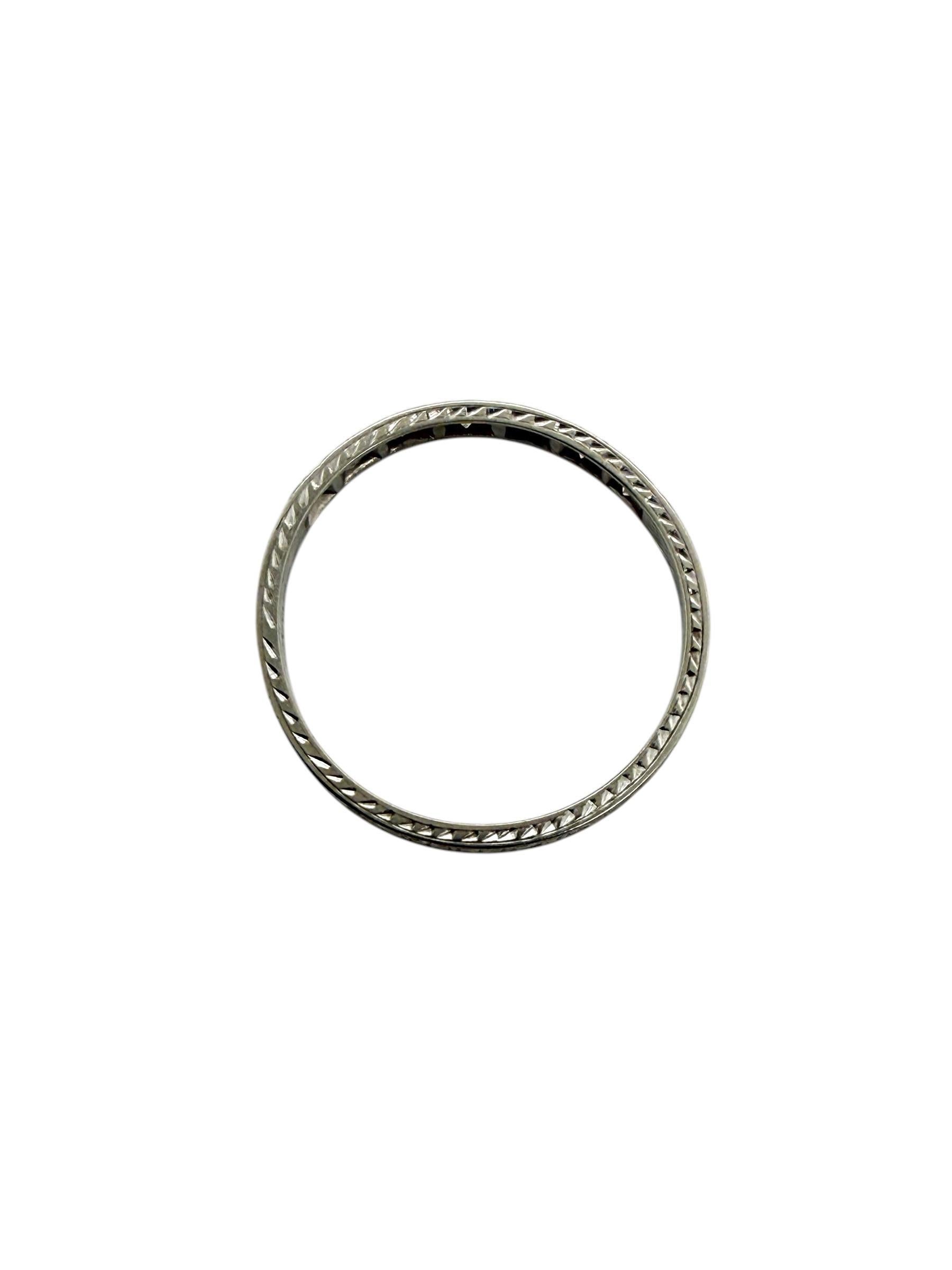 Hochzeitsring aus 18 Karat Weißgold mit graviertem Diamanten im Angebot 4
