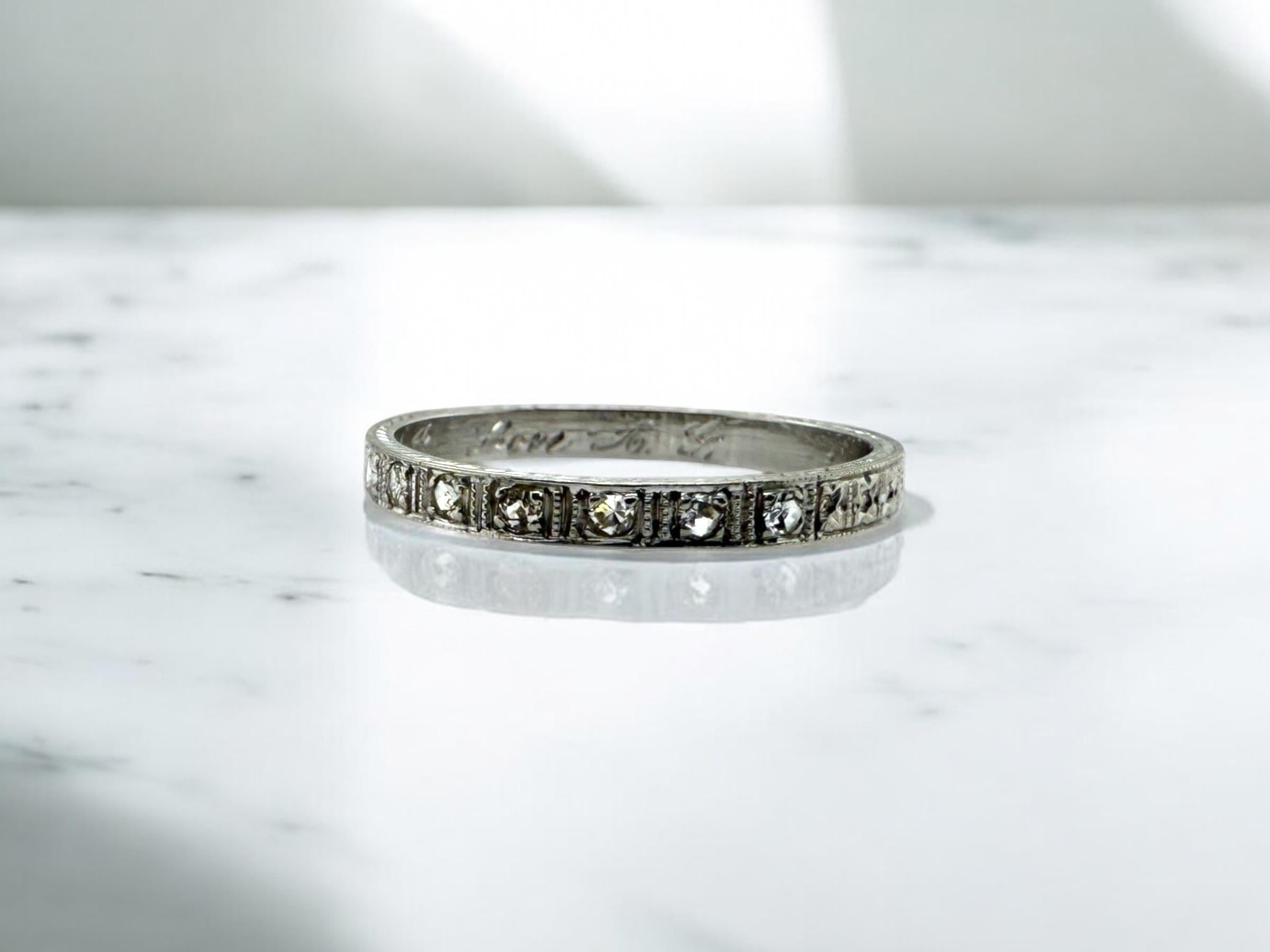 Wir lieben Vintage-Bands wie diese!

Band-Details
MATERIAL : 18K Weißgold
Epoche: Art Deco 1920 - 1940
Innengravur: A.B. - Liebe A.G.
Breite: 2.2 mm
Gewicht: 1.5 Gramm
Fingergröße: 6
Größenordnung auf Anfrage

Akzentuiert durch die folgenden