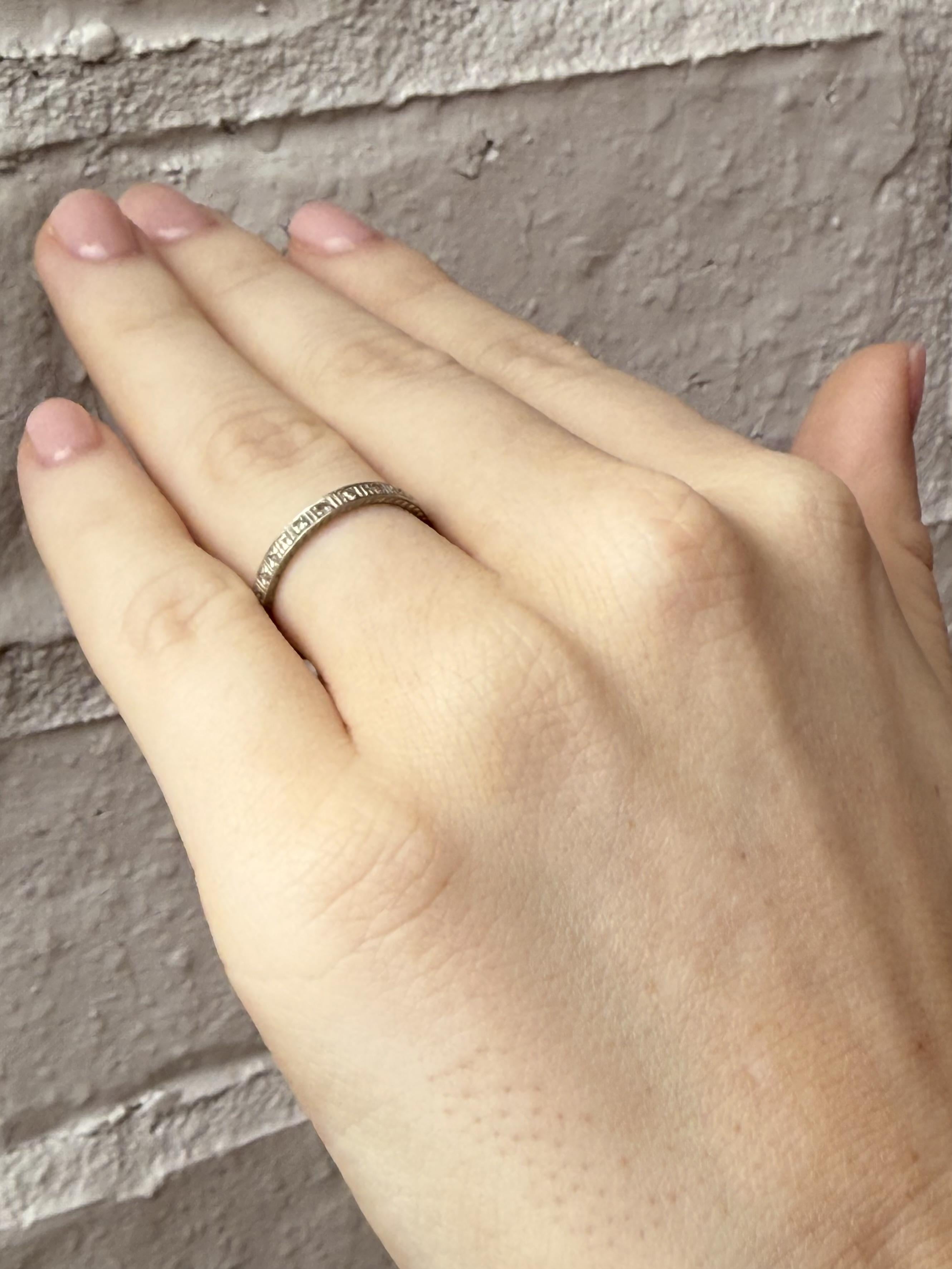 Hochzeitsring aus 18 Karat Weißgold mit graviertem Diamanten (Einfacher Schliff) im Angebot