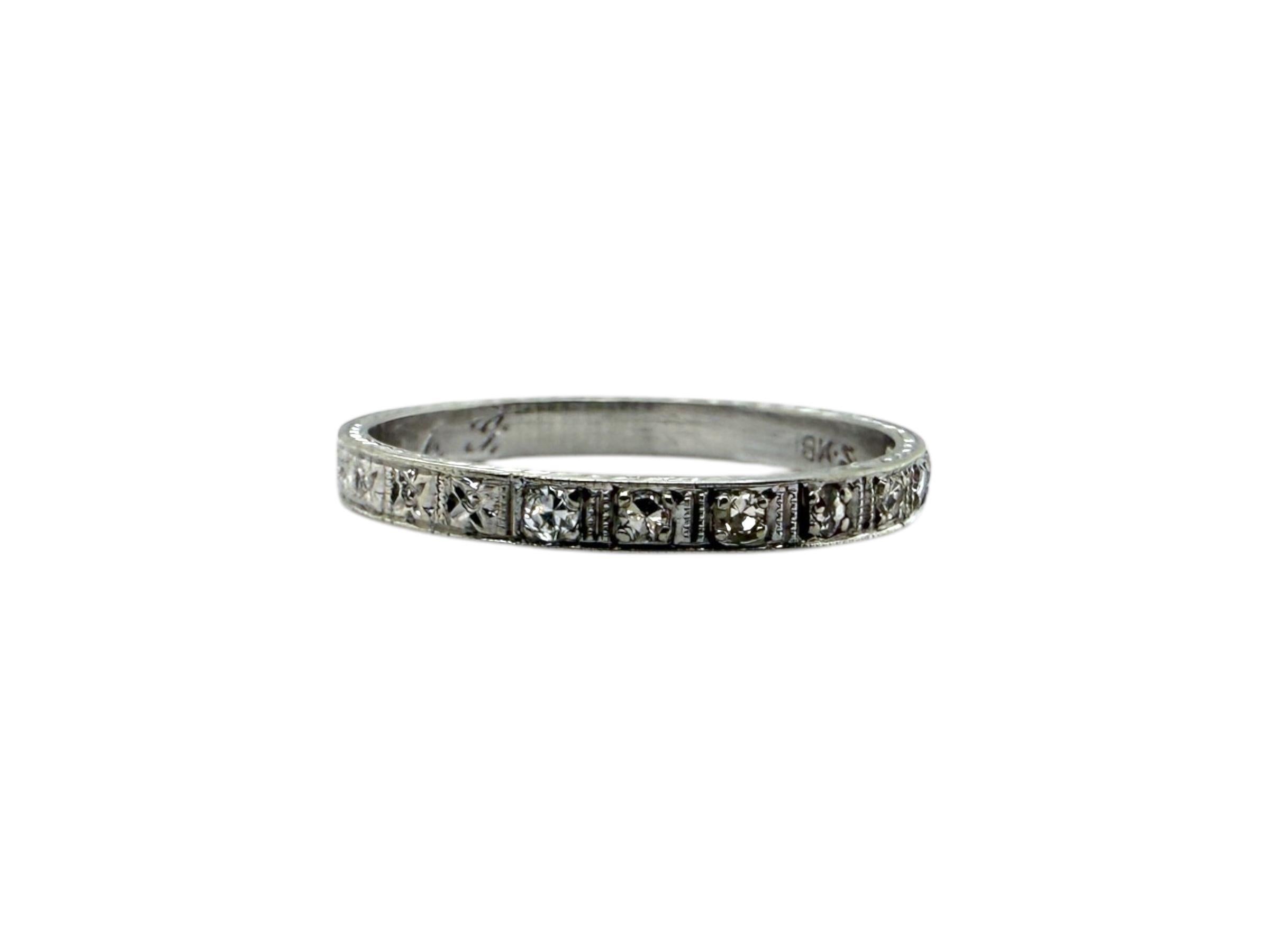 Hochzeitsring aus 18 Karat Weißgold mit graviertem Diamanten Damen im Angebot
