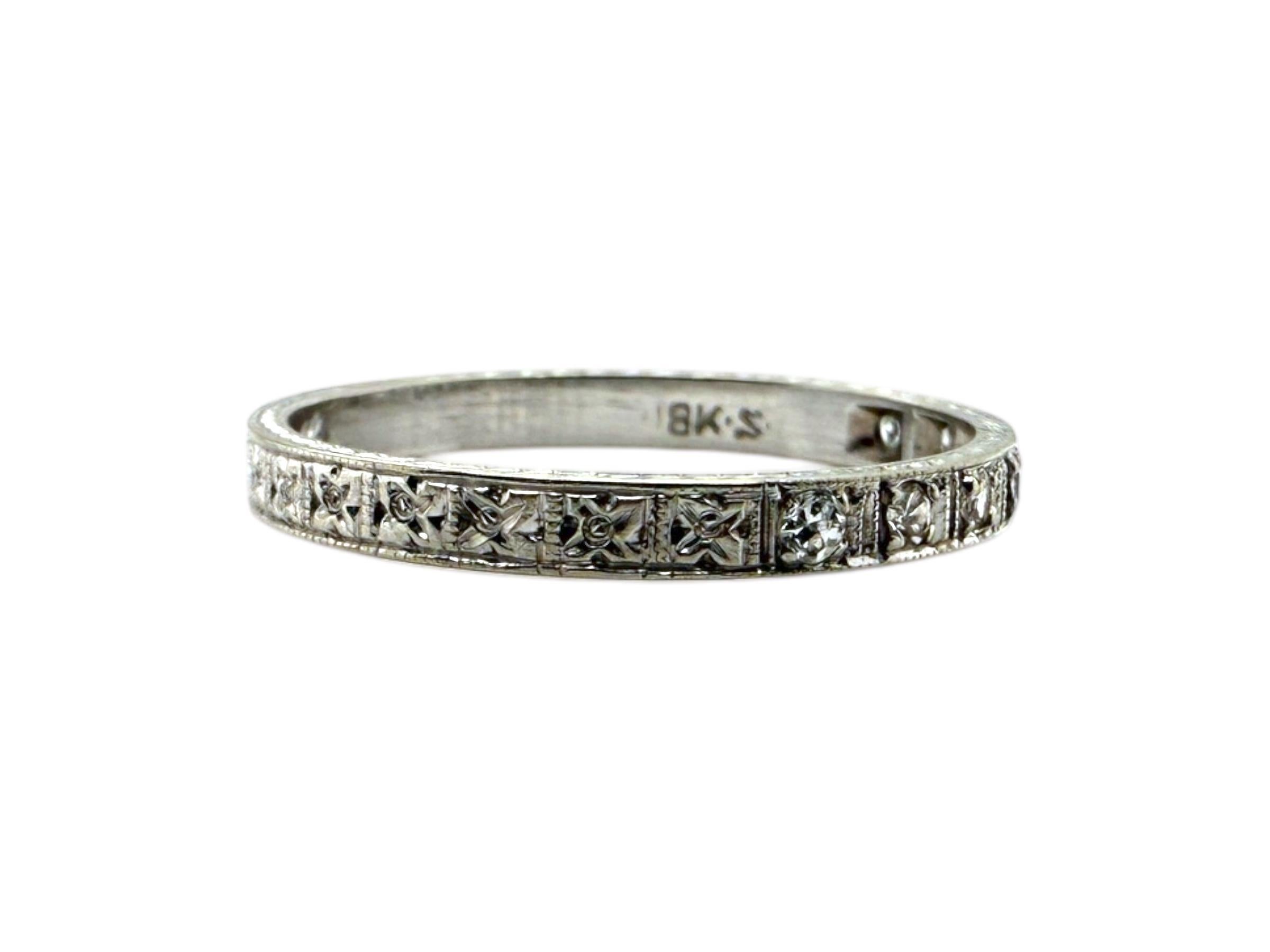 Hochzeitsring aus 18 Karat Weißgold mit graviertem Diamanten im Angebot 1