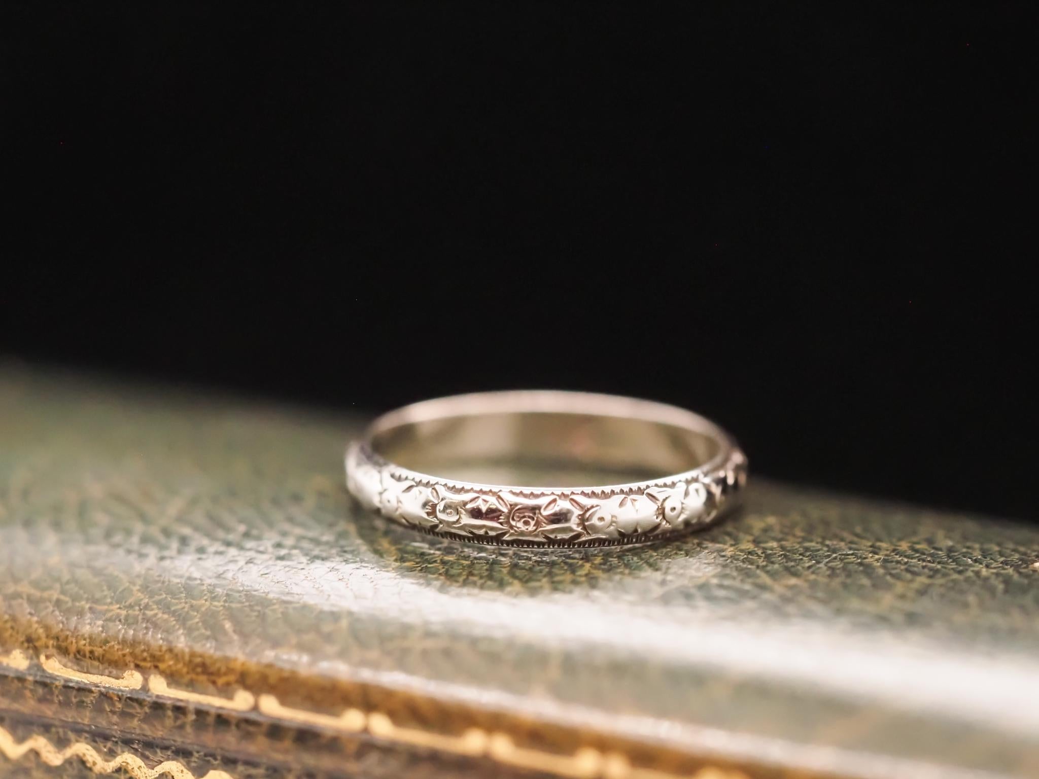 Vintage 18K White Gold Engraved Wedding Band In Good Condition For Sale In Atlanta, GA