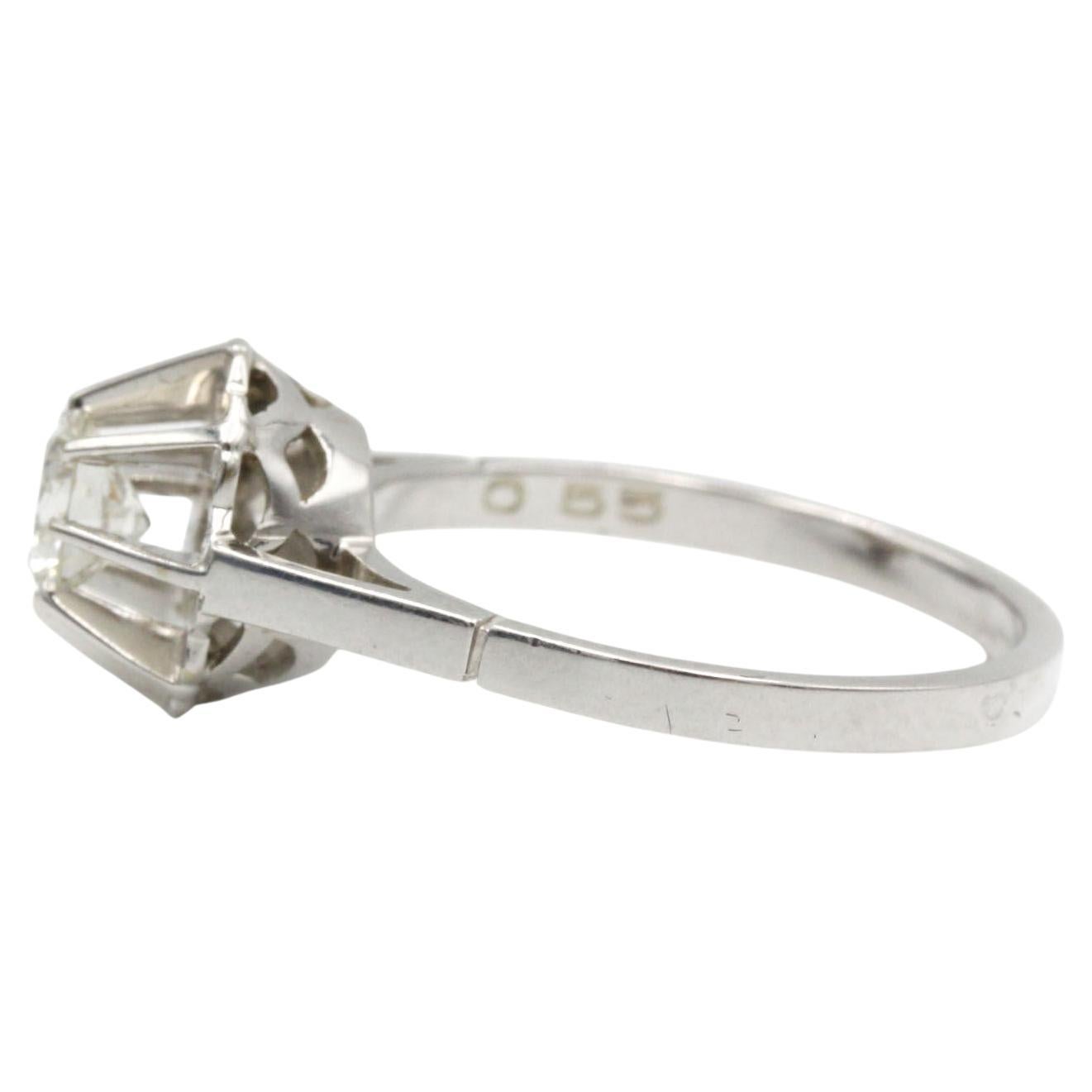Dieser exquisite Solitärring im Vintage-Stil ist aus 18 Karat Weißgold gefertigt und wird von einem Diamanten im Brillantschliff von ca. 0,55 Karat (Farbe H, Reinheit VS) getragen. Die erhöhte Galerie weist blütenblattähnliche Aussparungen auf, die