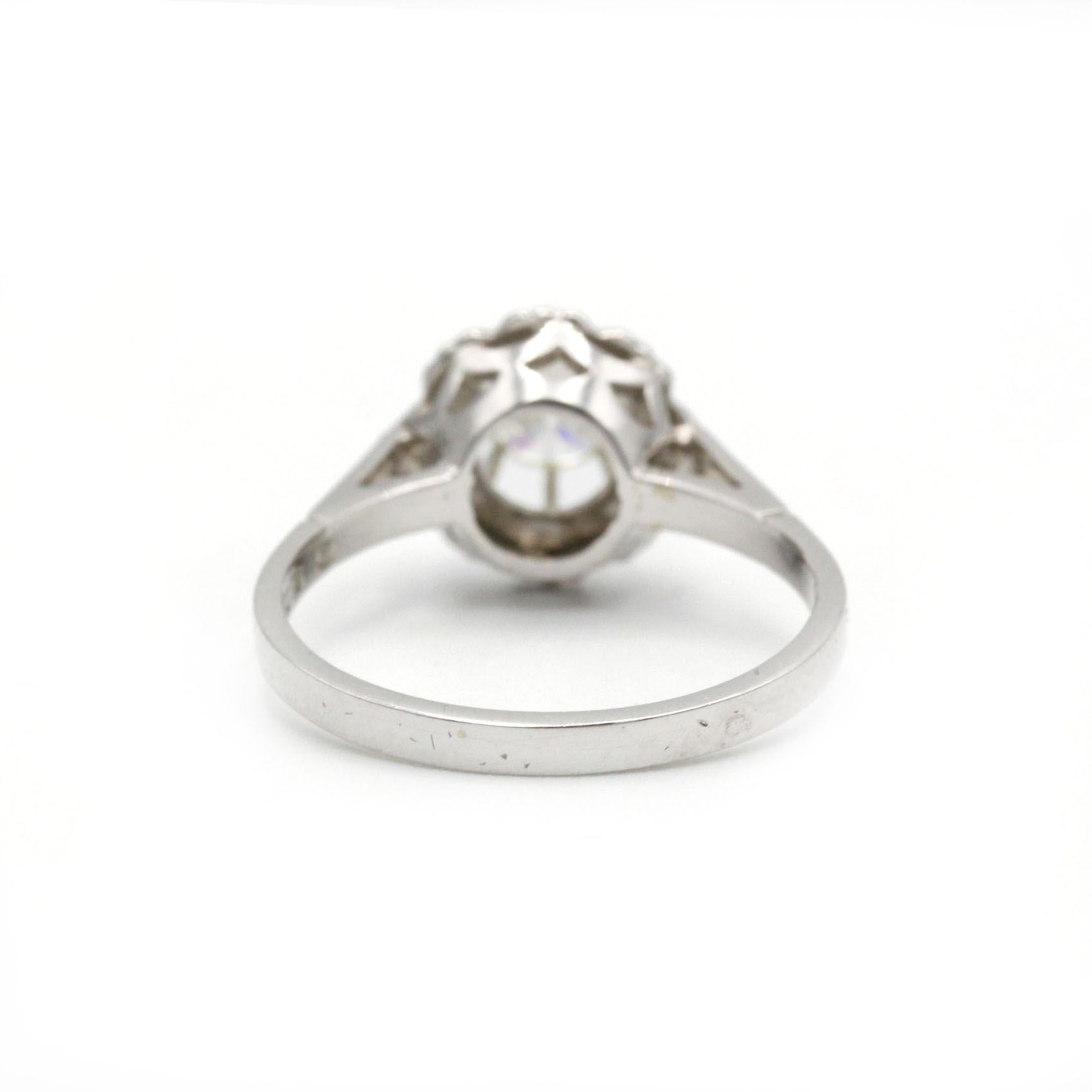Vintage Solitär-Ring aus 18 Karat Weißgold mit 0,55 Karat H VS Diamant mit Blumenmuster (Retro) im Angebot