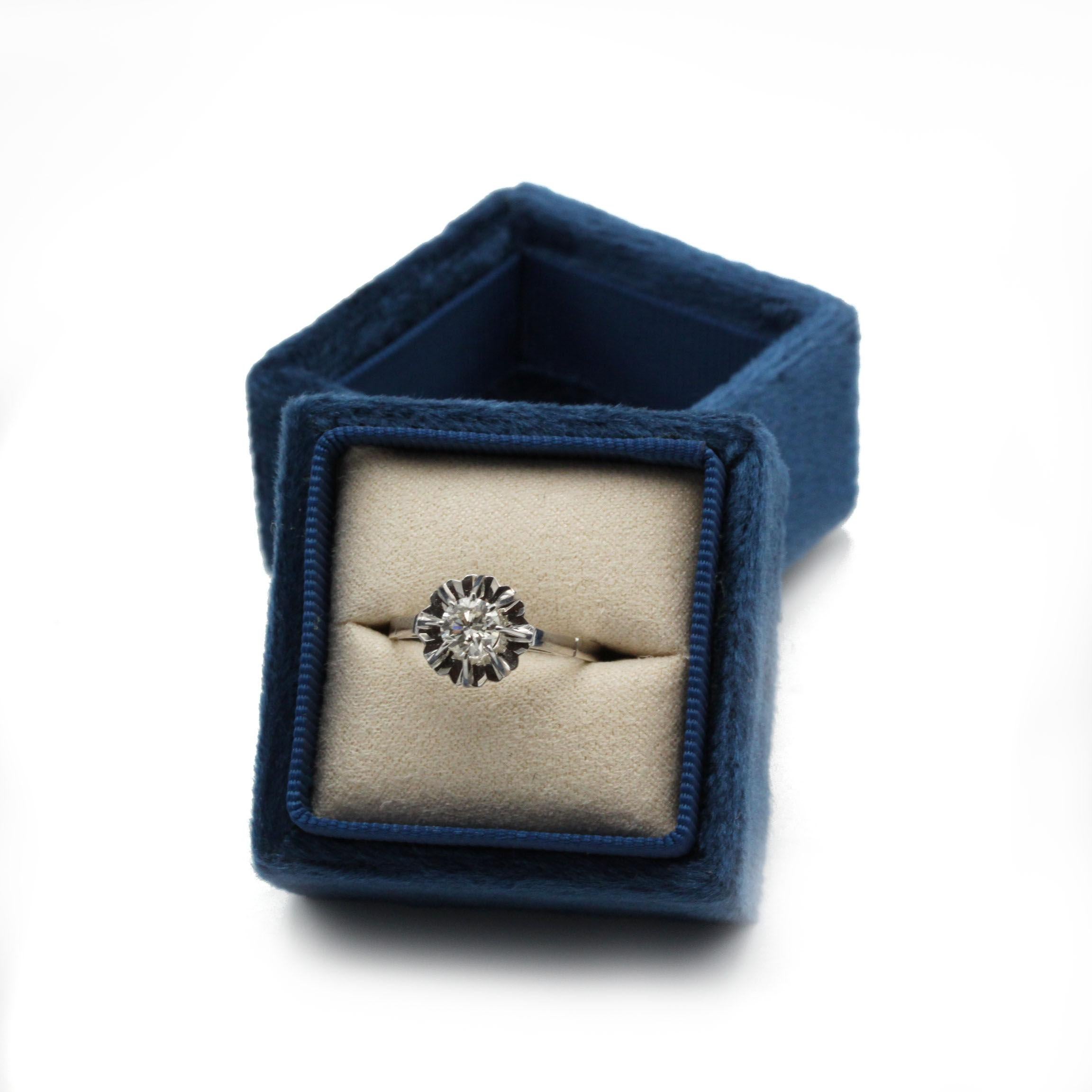 Vintage Solitär-Ring aus 18 Karat Weißgold mit 0,55 Karat H VS Diamant mit Blumenmuster (Brillantschliff) im Angebot