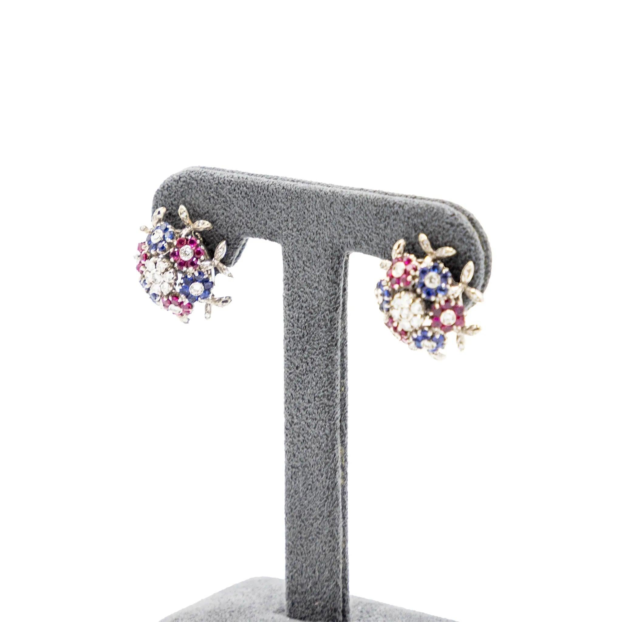 Tauchen Sie ein in die Welt der Vintage-Eleganz mit diesen atemberaubenden floralen Ohrsteckern aus 18 Karat Weißgold und einem Gewicht von 12,80 Gramm. Eine raffinierte Komposition aus Diamanten im Brillantschliff, lebhaften Rubinen und tiefen