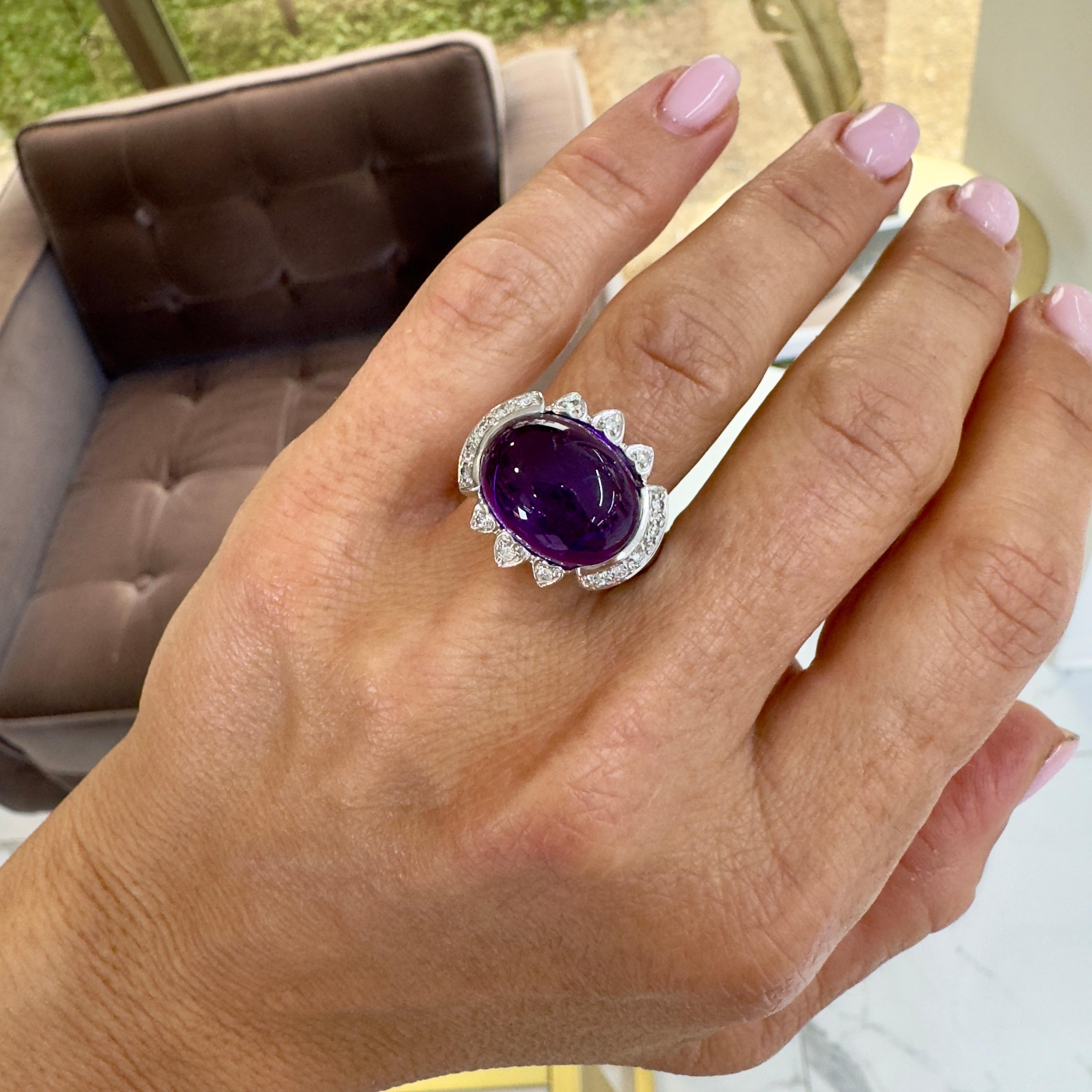 Vintage 18K White Gold Halo Diamond 7.44ct Amethyst Cabochon Cocktail Ring en venta 3