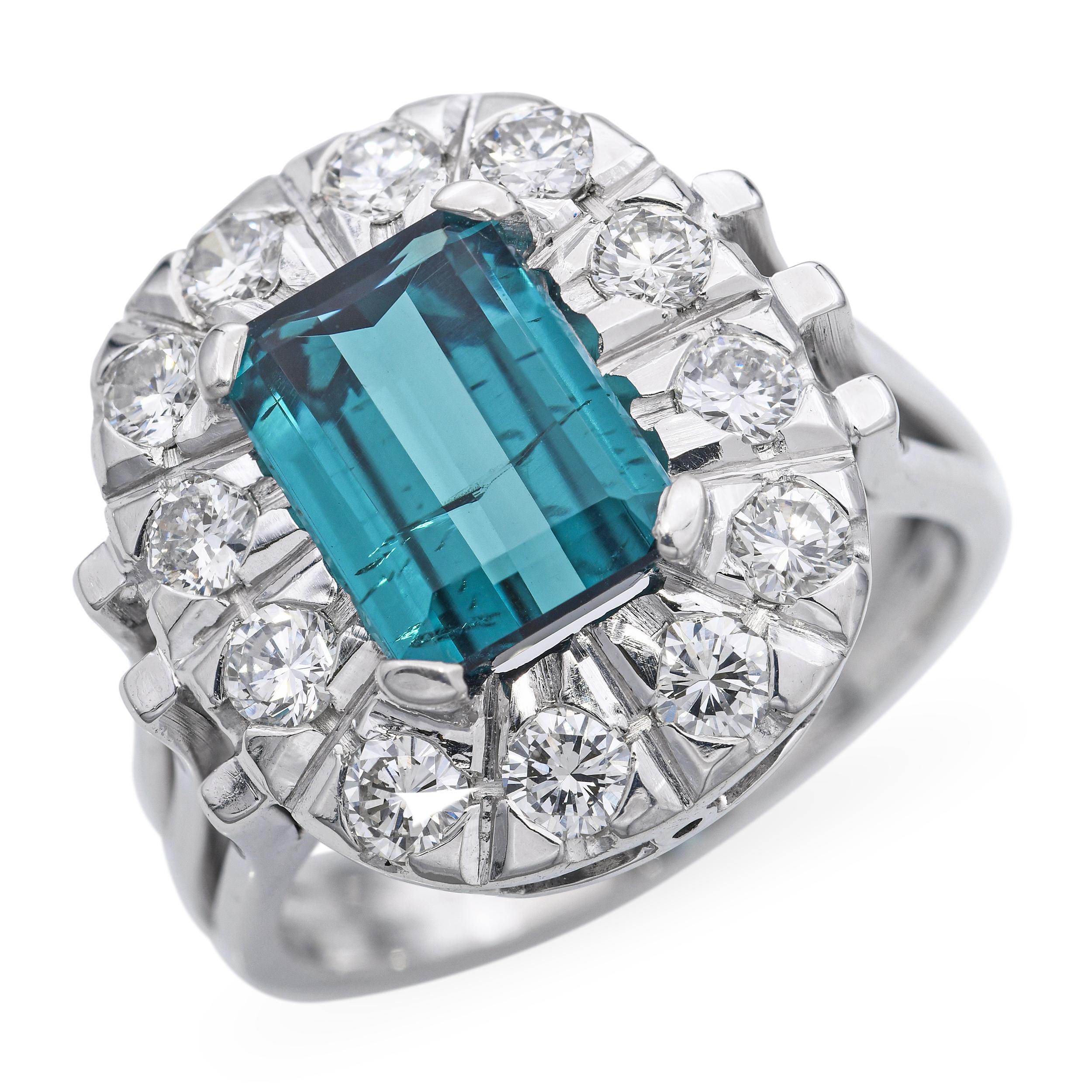 Questo eccezionale anello vintage è realizzato in luminoso oro bianco 18 carati e mette in mostra una rara tormalina indicolite, una varietà di colore blu scuro apprezzata per la sua tonalità ricca e lunatica e la sua eccezionale brillantezza. La