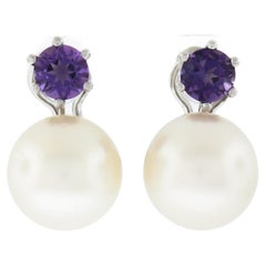Pendants d'oreilles Omega vintage en or blanc 18 carats avec grande perle blanche et améthyste ronde