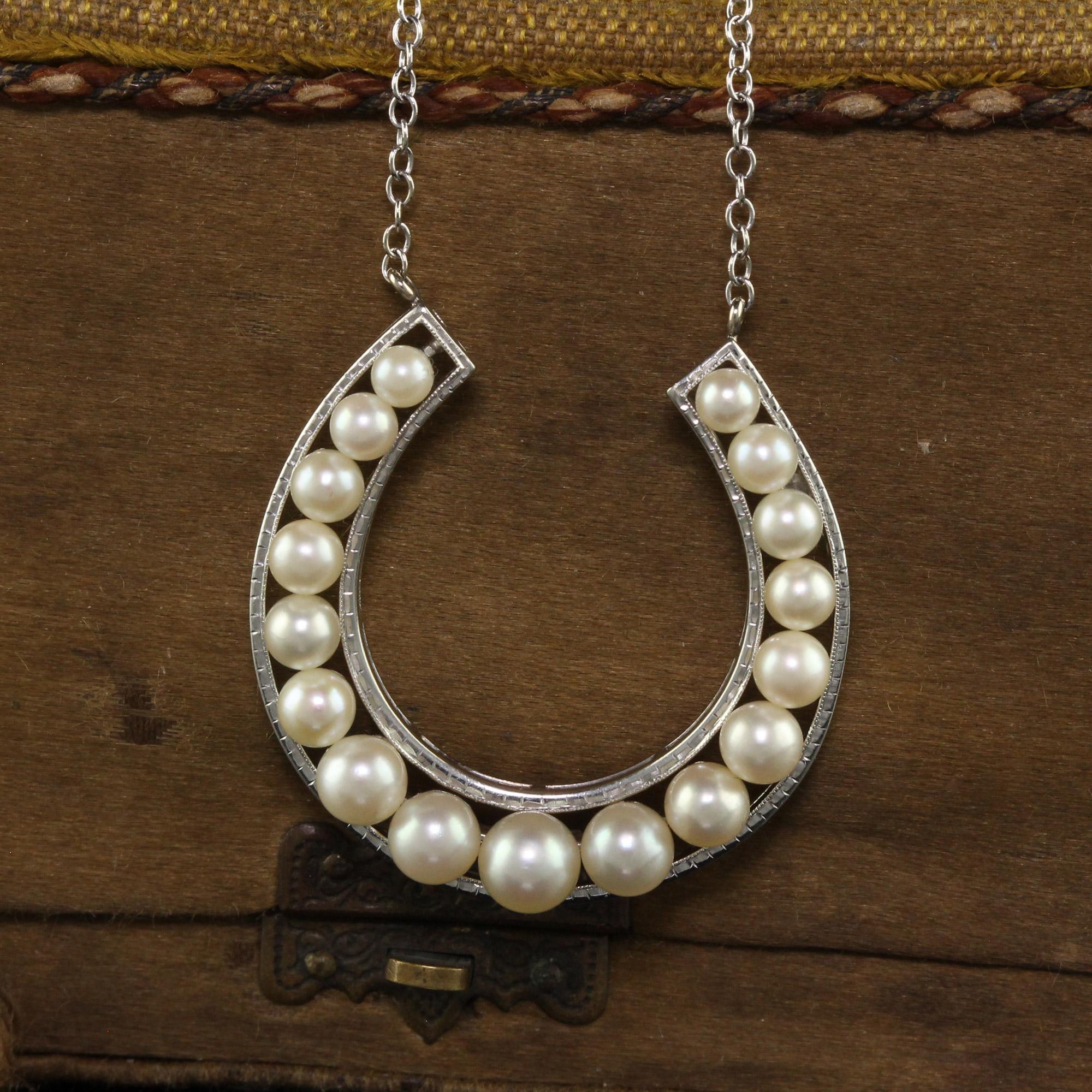 Magnifique collier Vintage en or blanc 18K avec pendentif en forme de fer à cheval en perle de Mikimoto Akoya. Ce magnifique pendentif en perles de Mikimoto est réalisé en or blanc 18 carats. La partie supérieure du fer à cheval est ornée d'une