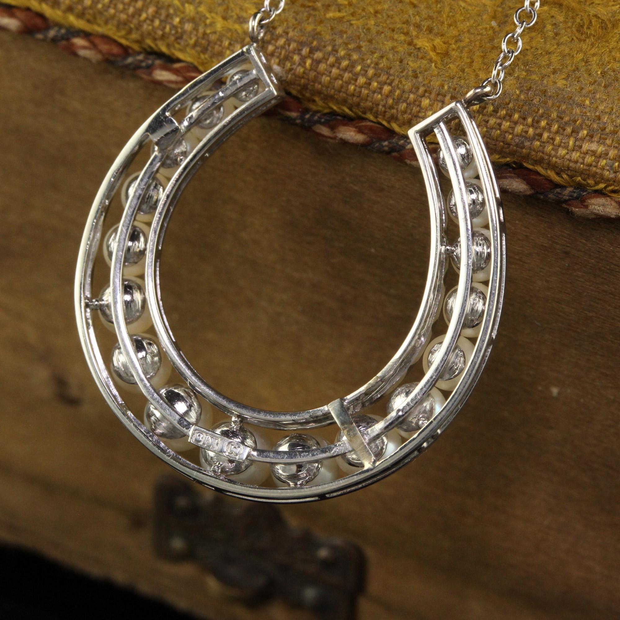 Taille ronde Mikimoto Akoya, collier pendentif fer à cheval vintage en or blanc 18 carats avec perles en vente