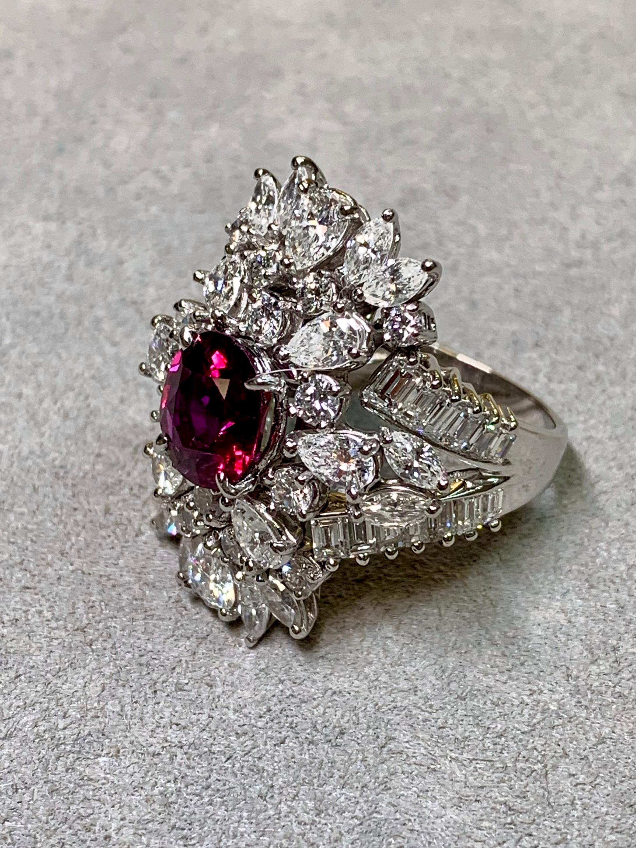 Ein absolut atemberaubender Cocktail aus 18 Karat Weißgold, in dessen Zentrum ein großer, oval geschliffener natürlicher Rubin mit einem Gewicht von ca. 2,75ct (8,96mm x 8,16mm x 4,7mm) steht. Der Rubin ist nur wärmebehandelt und hat ein schönes