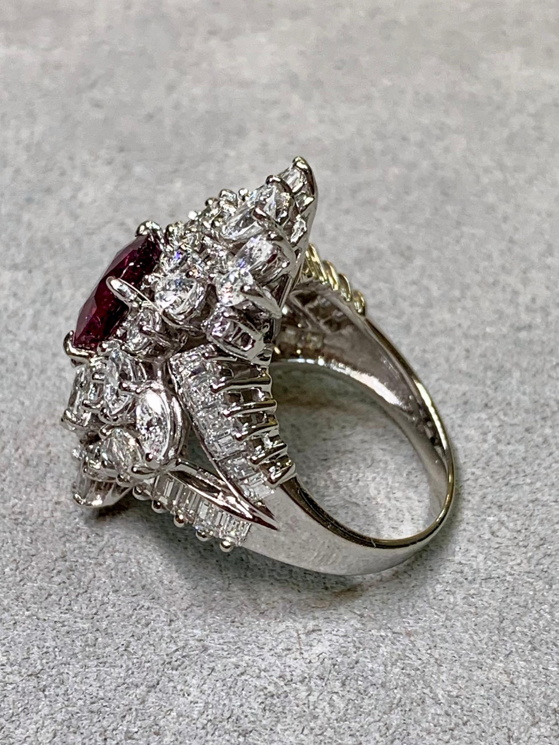 Vintage 18K Weißgold Oval Rubin Baguette Birne Diamant Cocktail Ring 8,61ctw (Retro) im Angebot