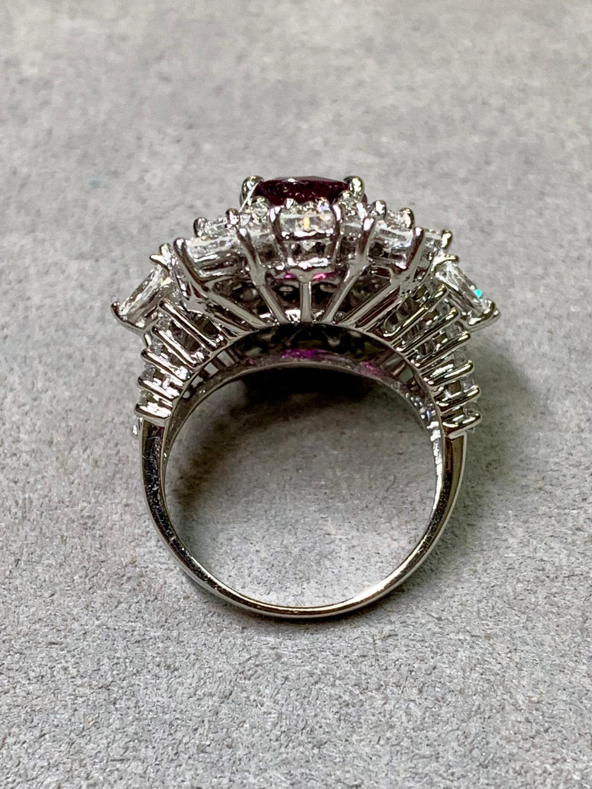 Vintage 18K Weißgold Oval Rubin Baguette Birne Diamant Cocktail Ring 8,61ctw (Ovalschliff) im Angebot