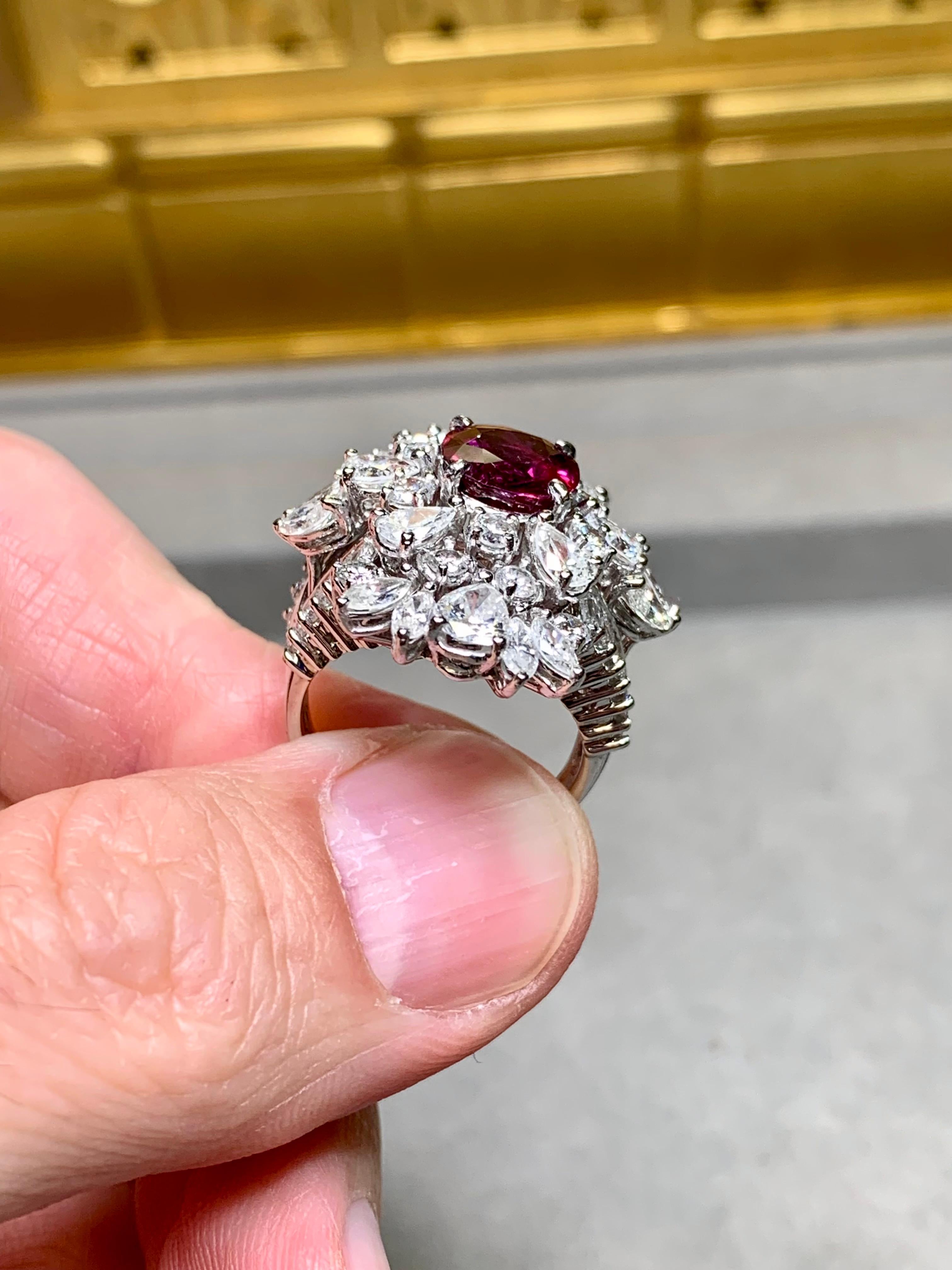 Vintage 18K Weißgold Oval Rubin Baguette Birne Diamant Cocktail Ring 8,61ctw im Angebot 3