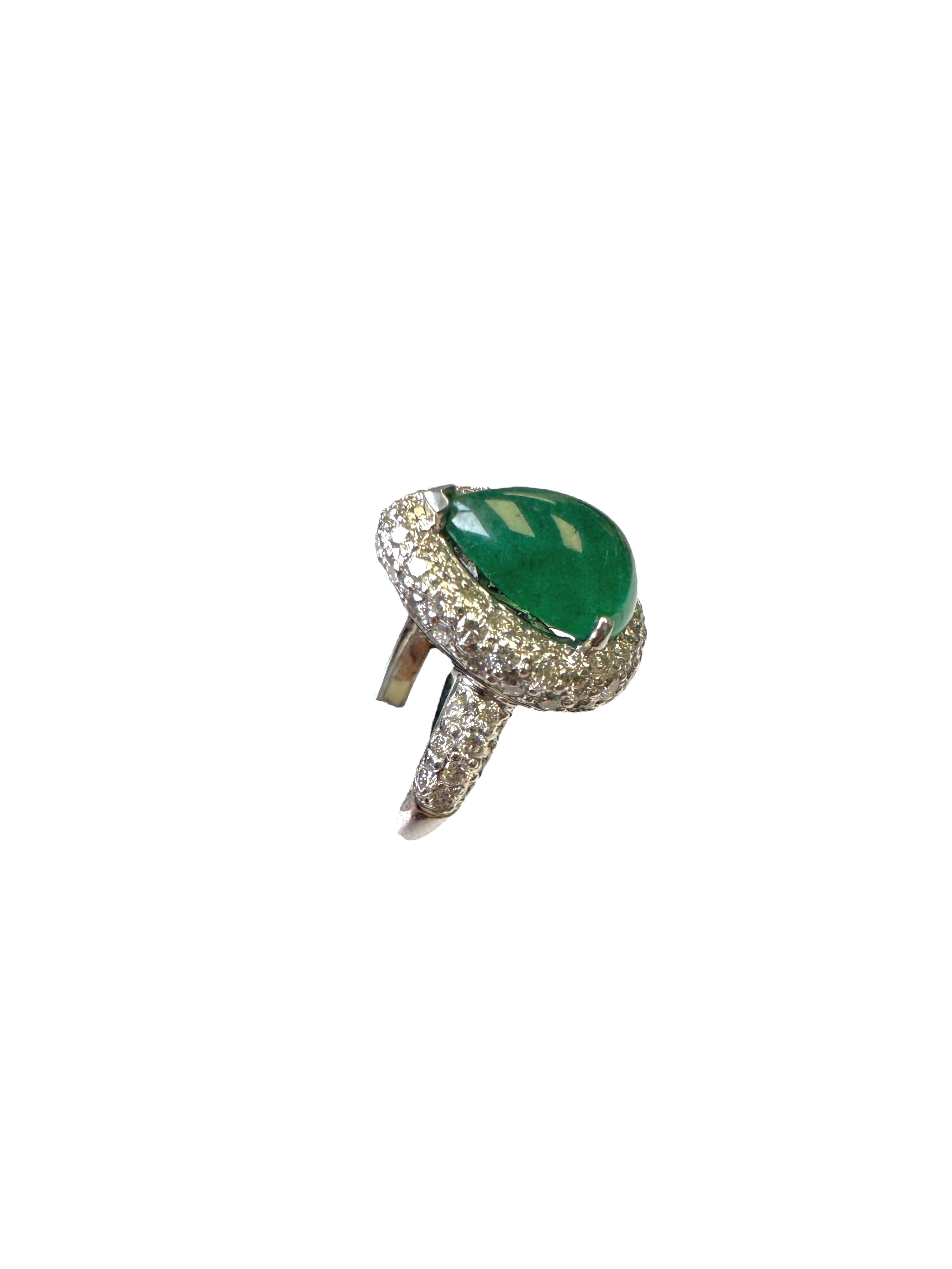 Vintage 18K White Gold Pear-Shaped Cabochon Emerald and Diamond Cocktail Ring In Excellent Condition For Sale In Great Neck Plaza, NY