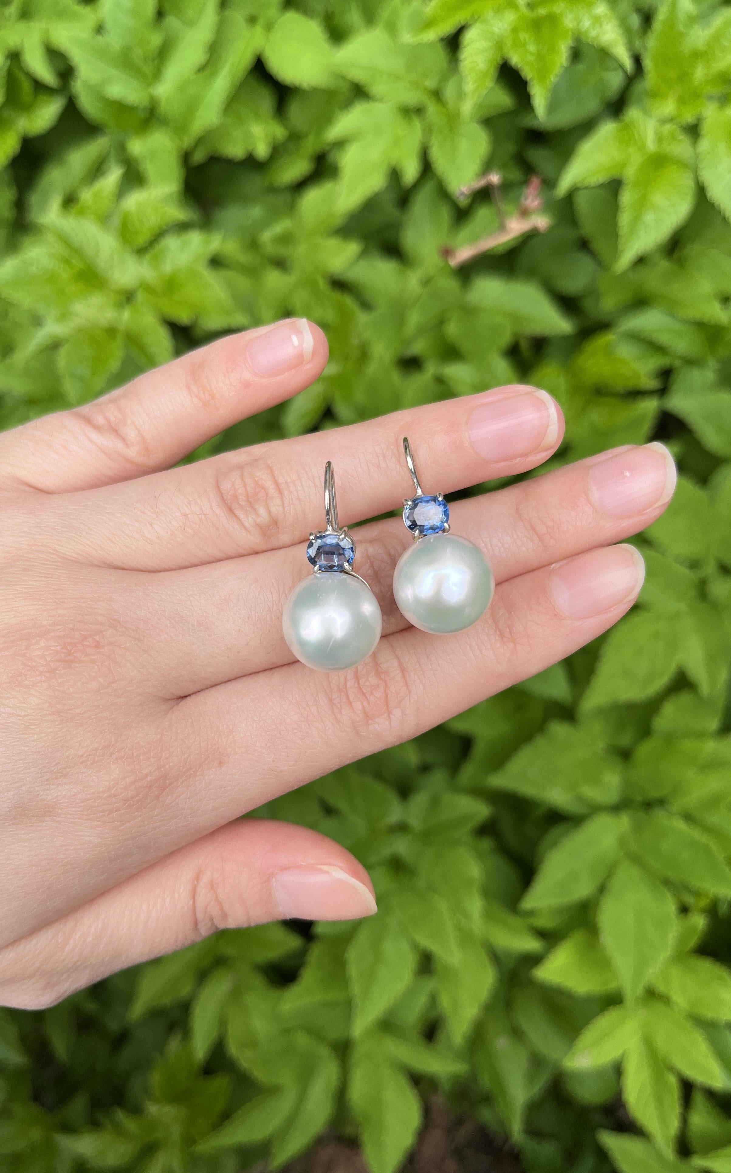 Pendiente vintage de zafiro y perla de oro blanco de 18 quilates

Dimensiones aproximadas: 
2,8 cm (Longitud) 
13,48 mm - 13,24 mm(Perla) 
6,34 x 3,98 mm (Zafiro) 
11,4 gramos de peso.