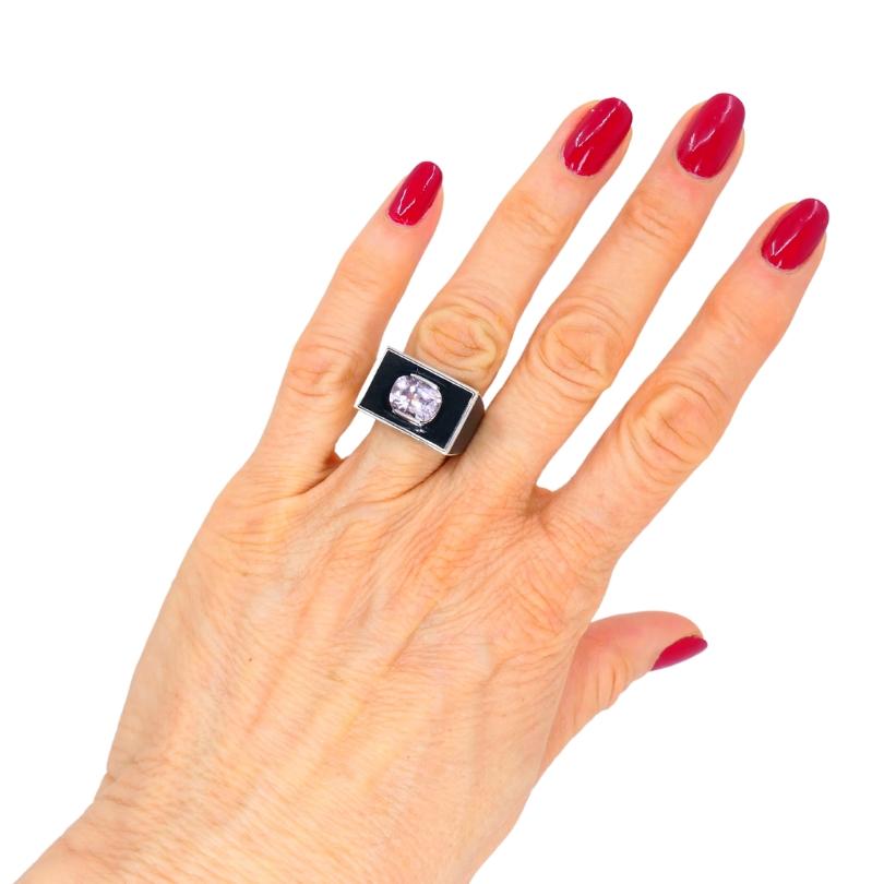 Vintage 18k White Gold Pink Sapphire Black Enamel Ring im Angebot 8