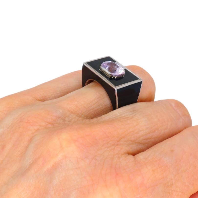 Vintage 18k White Gold Pink Sapphire Black Enamel Ring für Damen oder Herren im Angebot