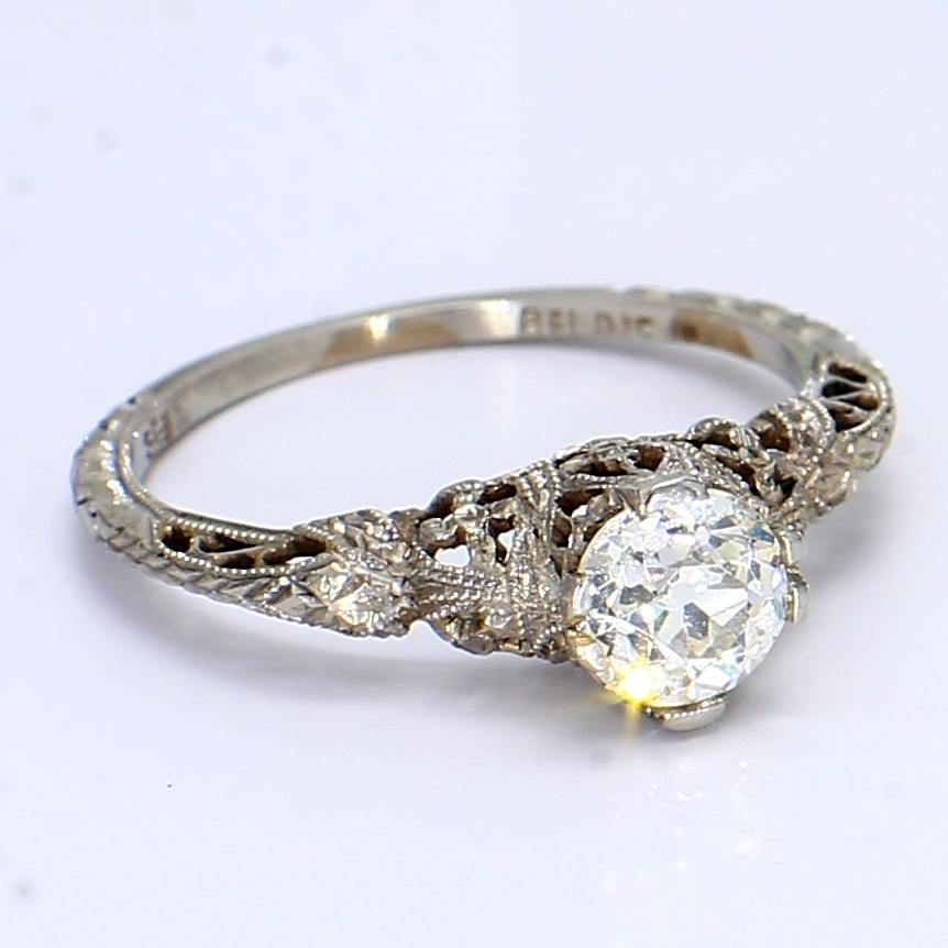 Dies ist eine schöne Vintage 18k Weißgold Ring mit einem 0,5ct alten europäischen Schnitt-Center-Diamanten bei SI1/G bewertet.

- Stein-Infos -
~0,5ct, 5,5mm, Alteuropäisch, SI1/G

Ring Größe - 6
Gesamtgewicht - 1.93g