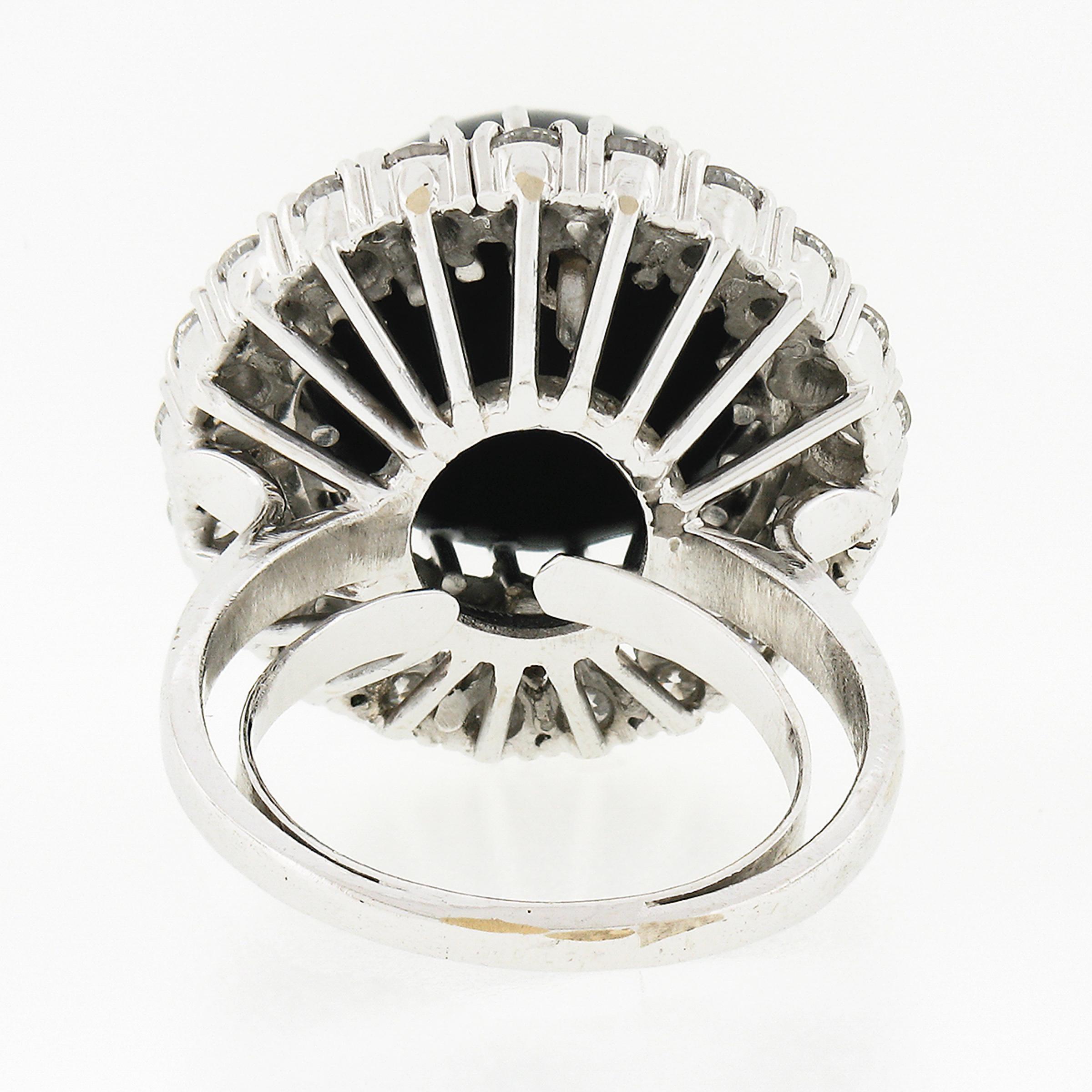 Anillo de cóctel vintage de oro blanco de 18 quilates con cabujón redondo de ónix negro y doble halo de diamantes en venta 2