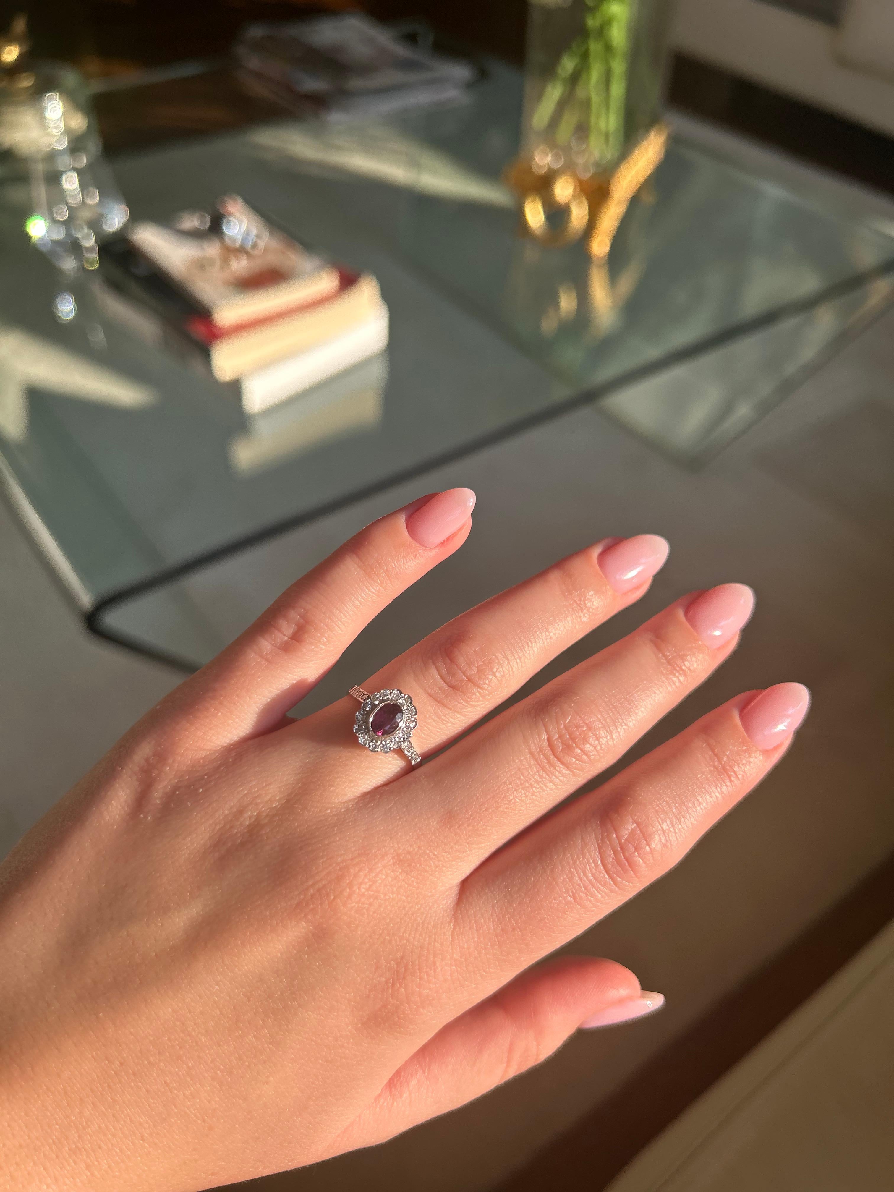 Vintage 18k Weißgold Rubin und Diamant Cluster Ring - Marguerite Style (Zeitgenössisch) im Angebot