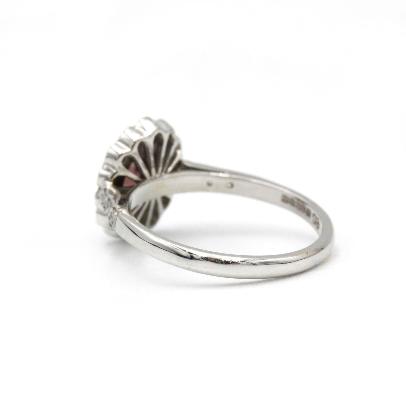 Vintage 18k Weißgold Rubin und Diamant Cluster Ring - Marguerite Style (Ovalschliff) im Angebot