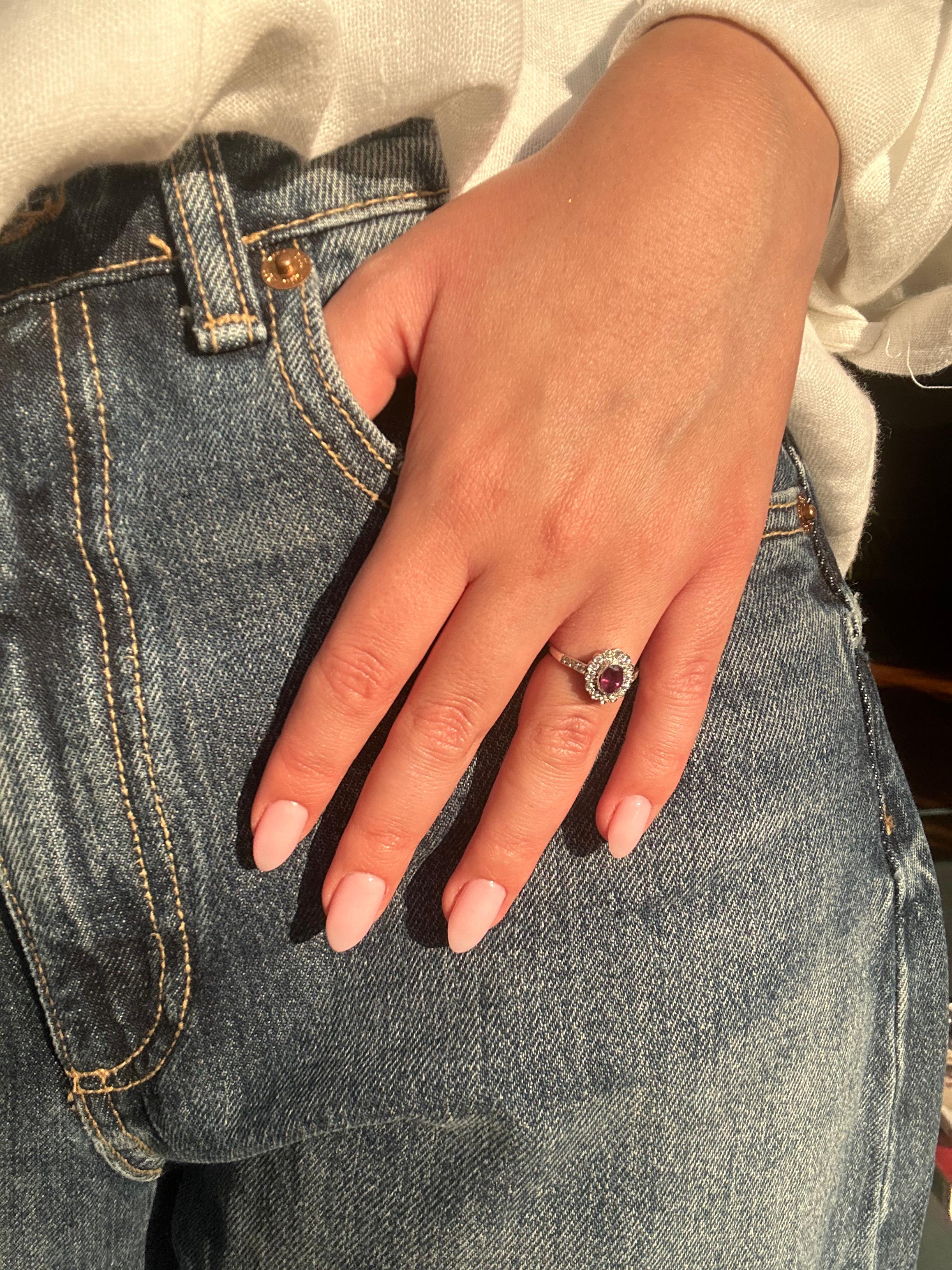 Vintage 18k Weißgold Rubin und Diamant Cluster Ring - Marguerite Style (Ovalschliff) im Angebot