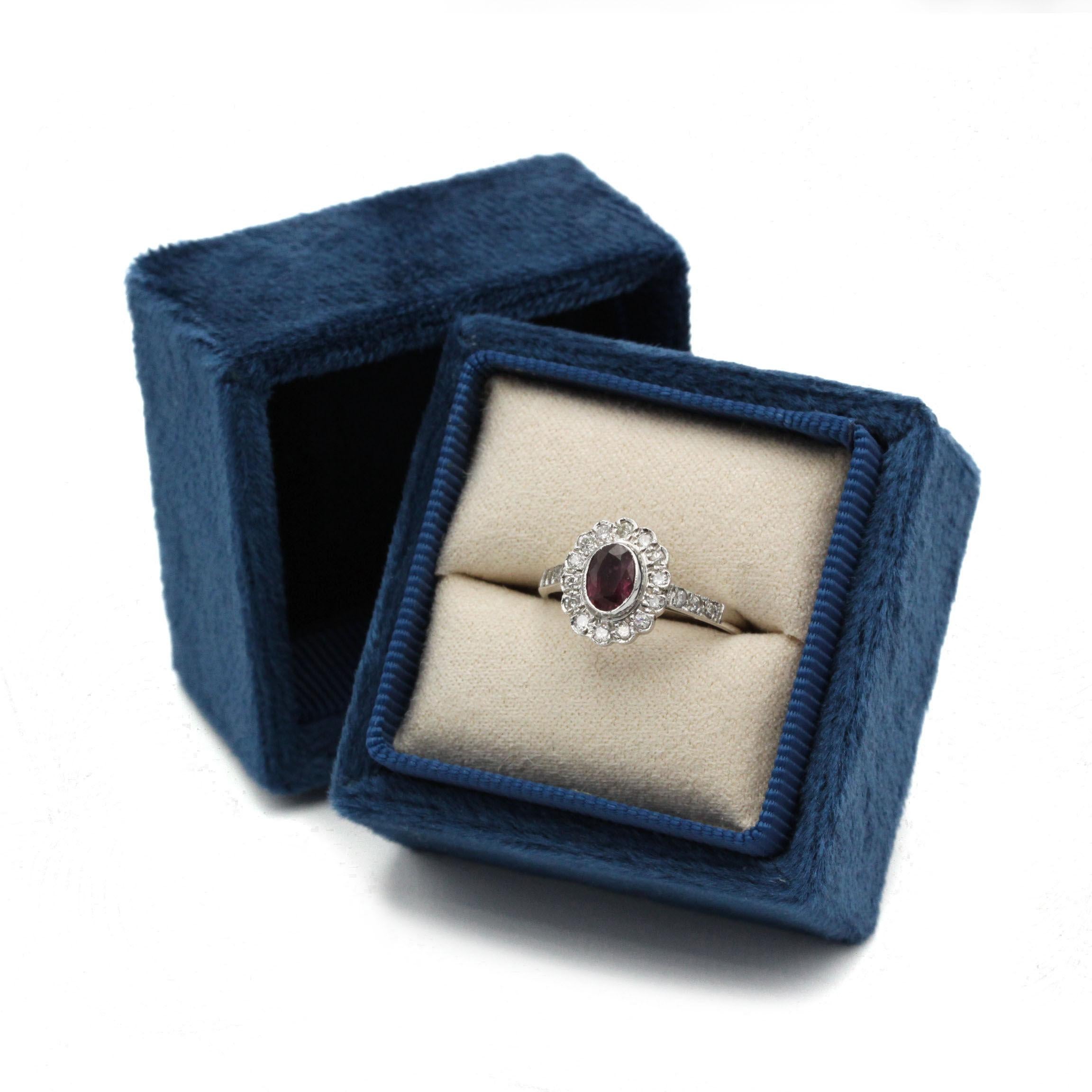 Vintage 18k Weißgold Rubin und Diamant Cluster Ring - Marguerite Style im Zustand „Gut“ im Angebot in MONTMORENCY, FR