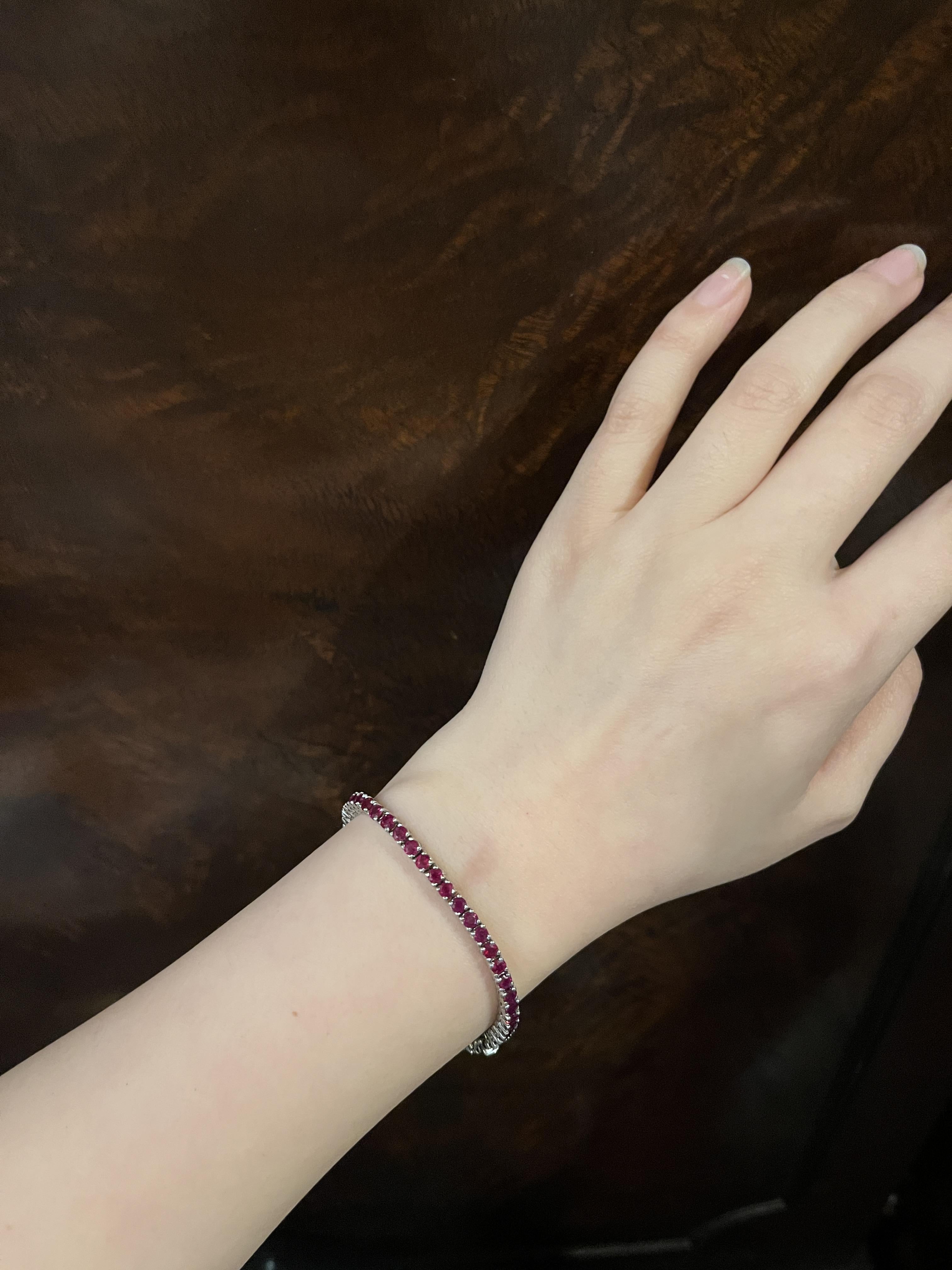 Bracelet Vintage en or blanc 18K avec rubis

Marqué : 
18K

Dimensions approximatives : 
18 cm (longueur sans fermoir) 
0,4 cm (largeur) 
Environ 5,4 carats (+/- Rubis)  
16,1 grammes.