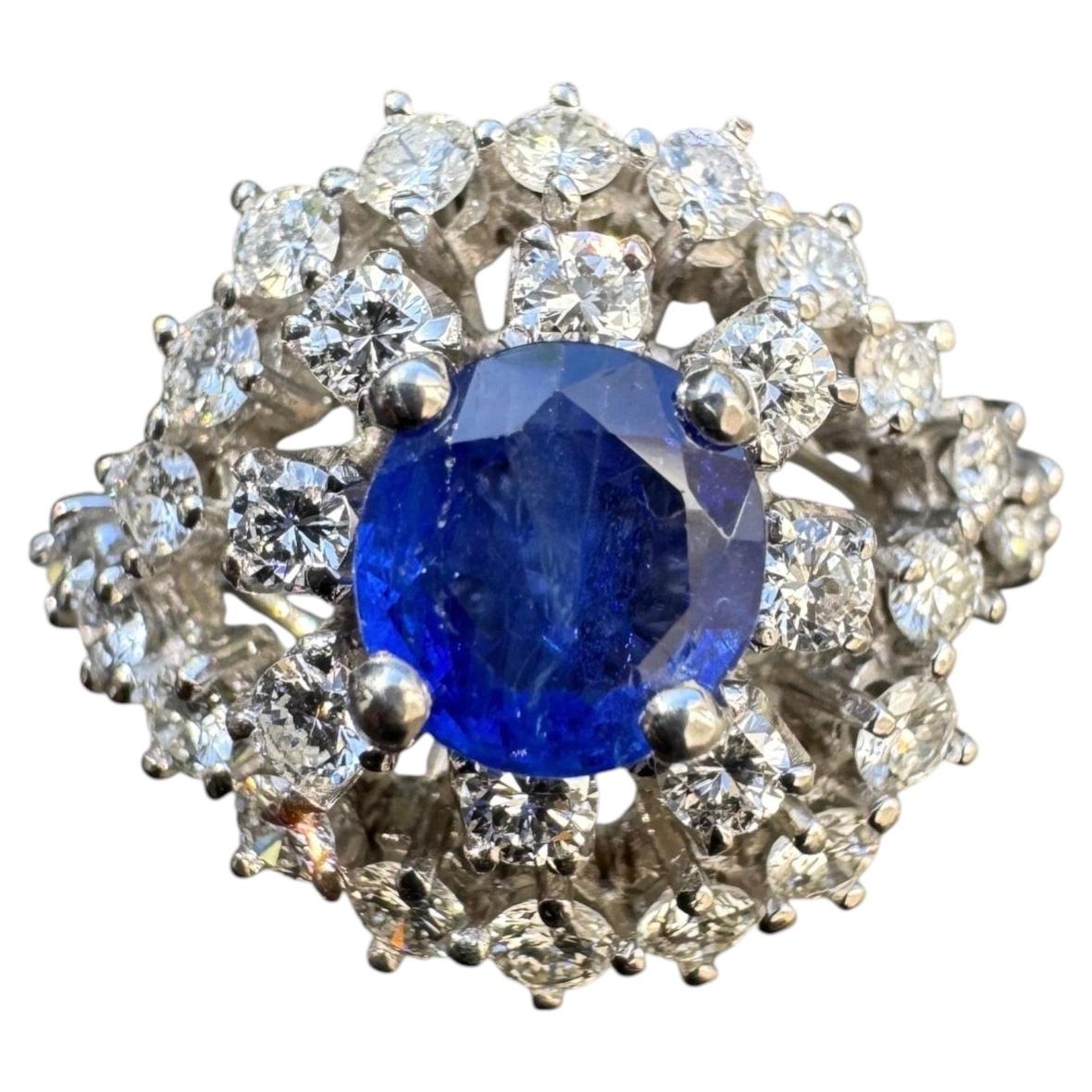 Vintage 18K Weißgold Saphir und Diamant Cluster Ring im Angebot