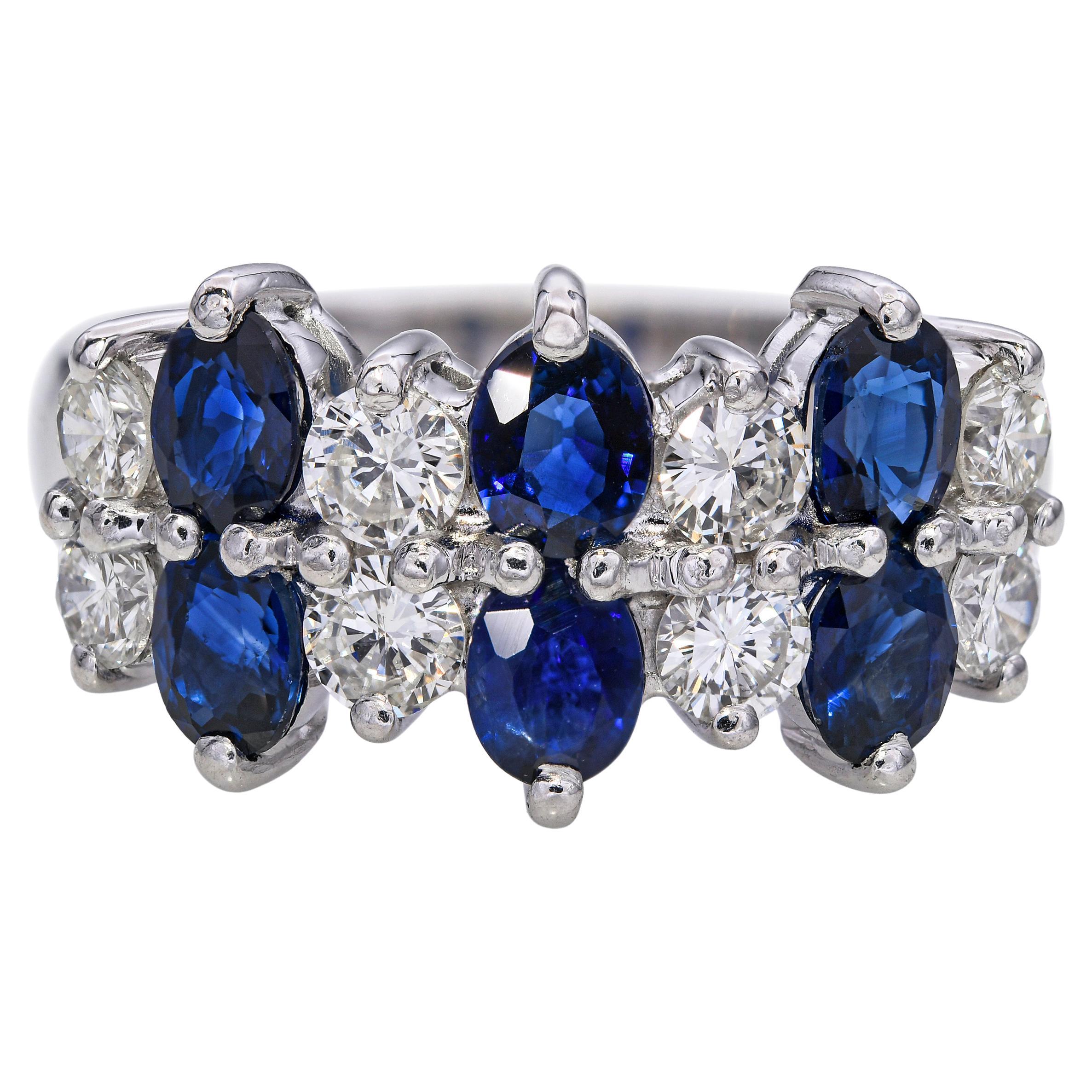 Ring aus 18 Karat Weißgold mit Saphiren und Diamanten im Angebot