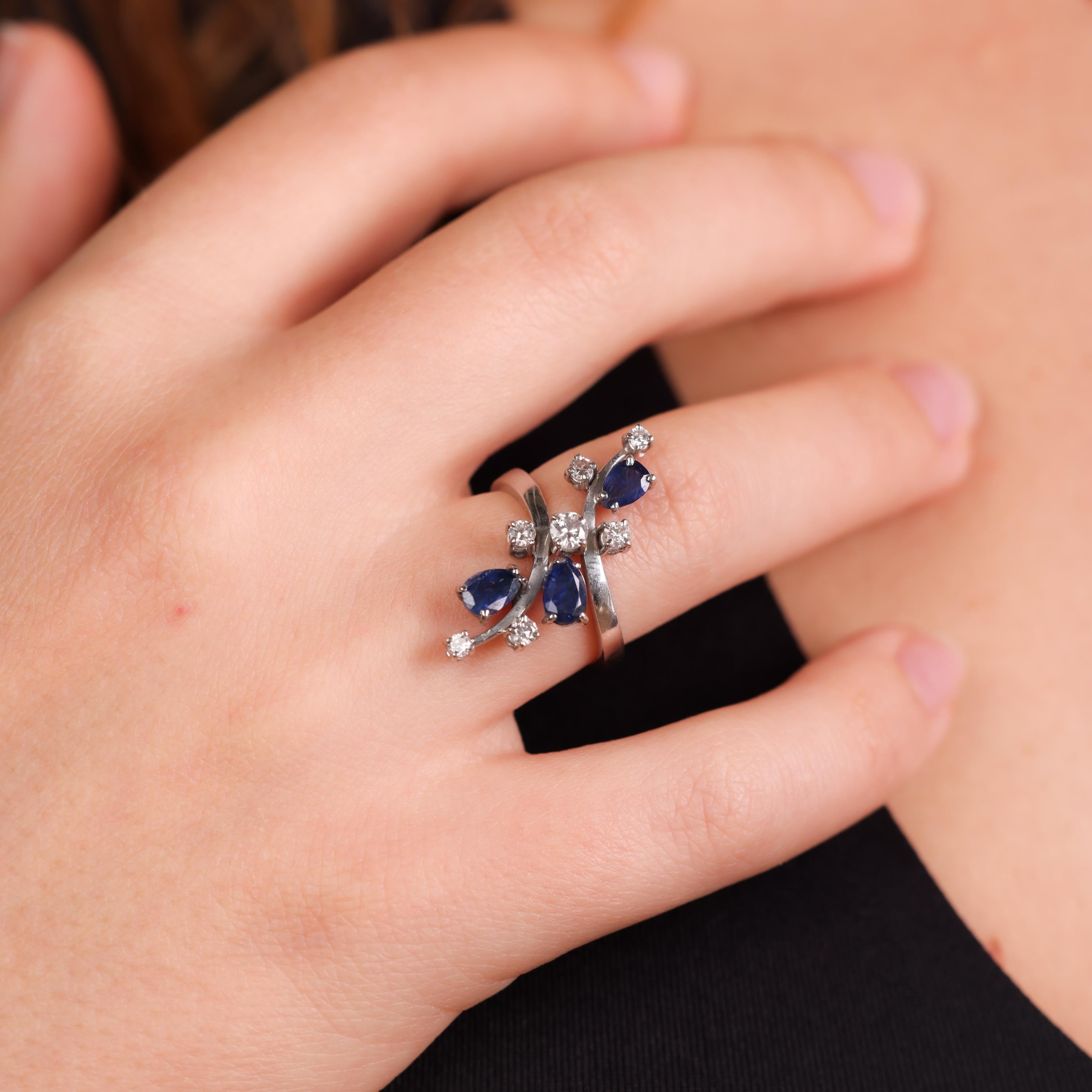 Vintage 18k white gold sapphire diamond cocktail ring In Excellent Condition For Sale In Beverly Hills, CA