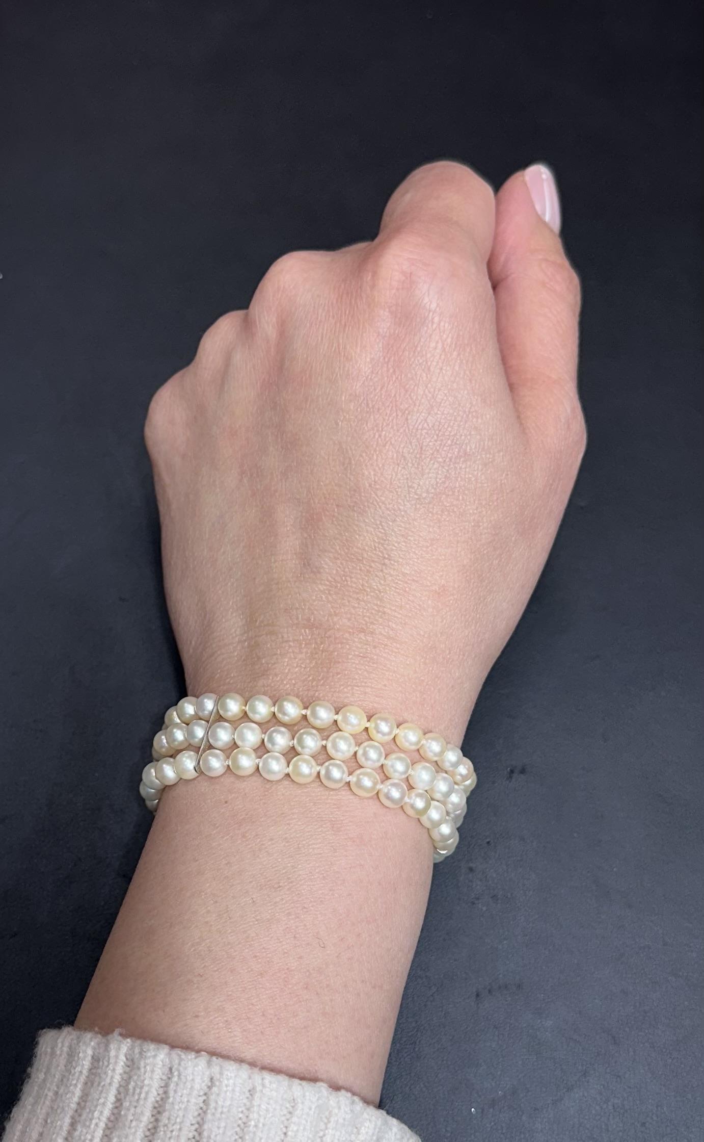 Vintage 18k White Gold Sapphire & Ruby Floral Clasp Three Strand Pearl Bracelet In Good Condition For Sale In Montclair, NJ