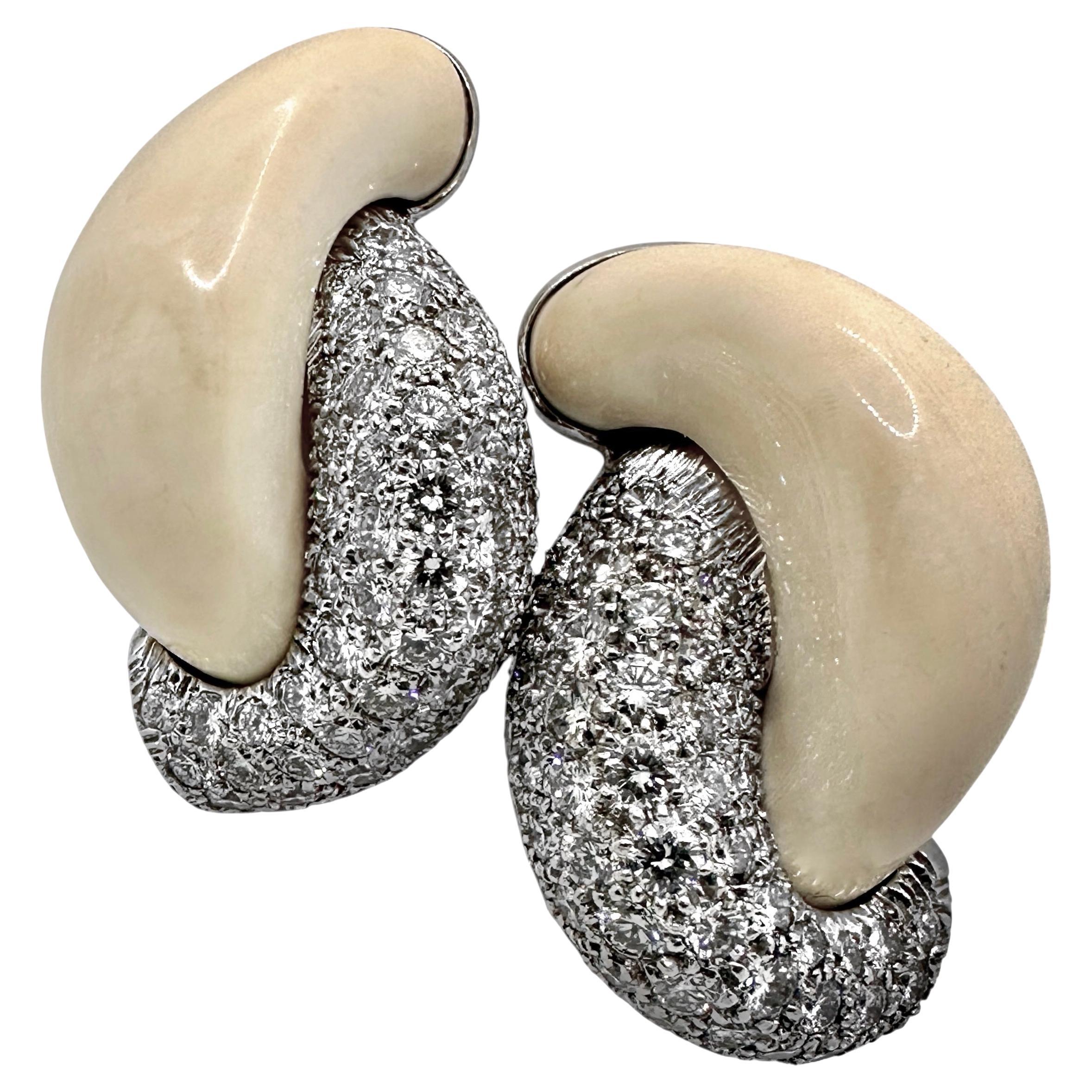 Orecchini Seaman Schepps d
epoca in oro bianco 18 carati con diamanti e osso a mezza maglia