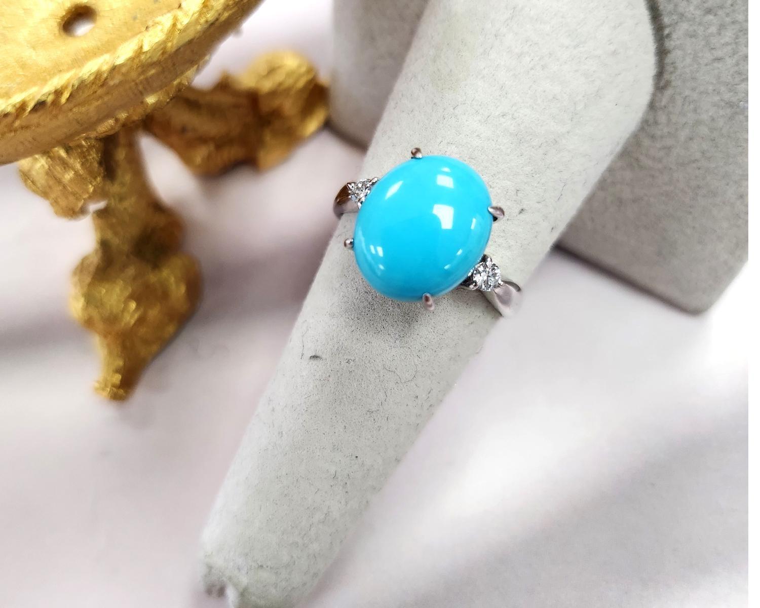 This is a vintage Sleeping Beauty Arizona Turquoise ring, featuring a mesmerizing turquoise, renowned for its vibrant blue hue and timeless charm. 

Details:
18K gold with a total weight of 3.6 grams
Ring size 7.5, can be sized upon request

Main