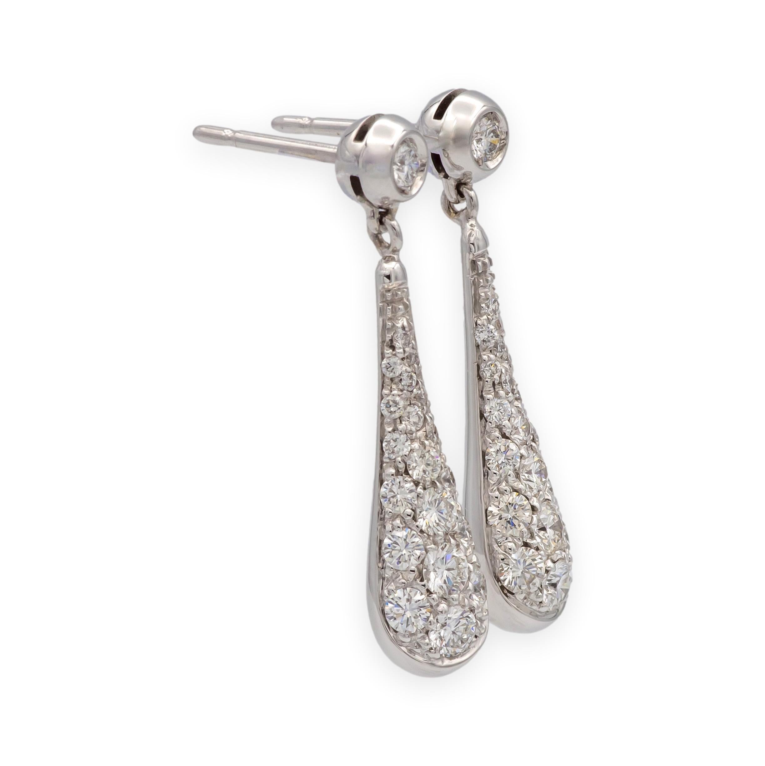 Questi orecchini vintage in oro bianco 18 carati presentano una silhouette a goccia che si assottiglia graziosamente da un perno con diamante rotondo incastonato. Un totale di circa 1,25 carati di diamanti tondi brillanti sono incastonati in ogni