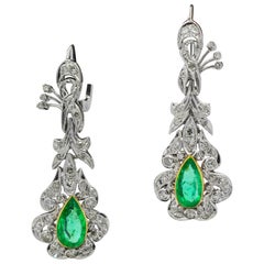 Boucles d'oreilles pendantes vintage en or blanc et jaune 18 carats, ornées d'émeraudes colombiennes et de diamants (5,7 carats au total)