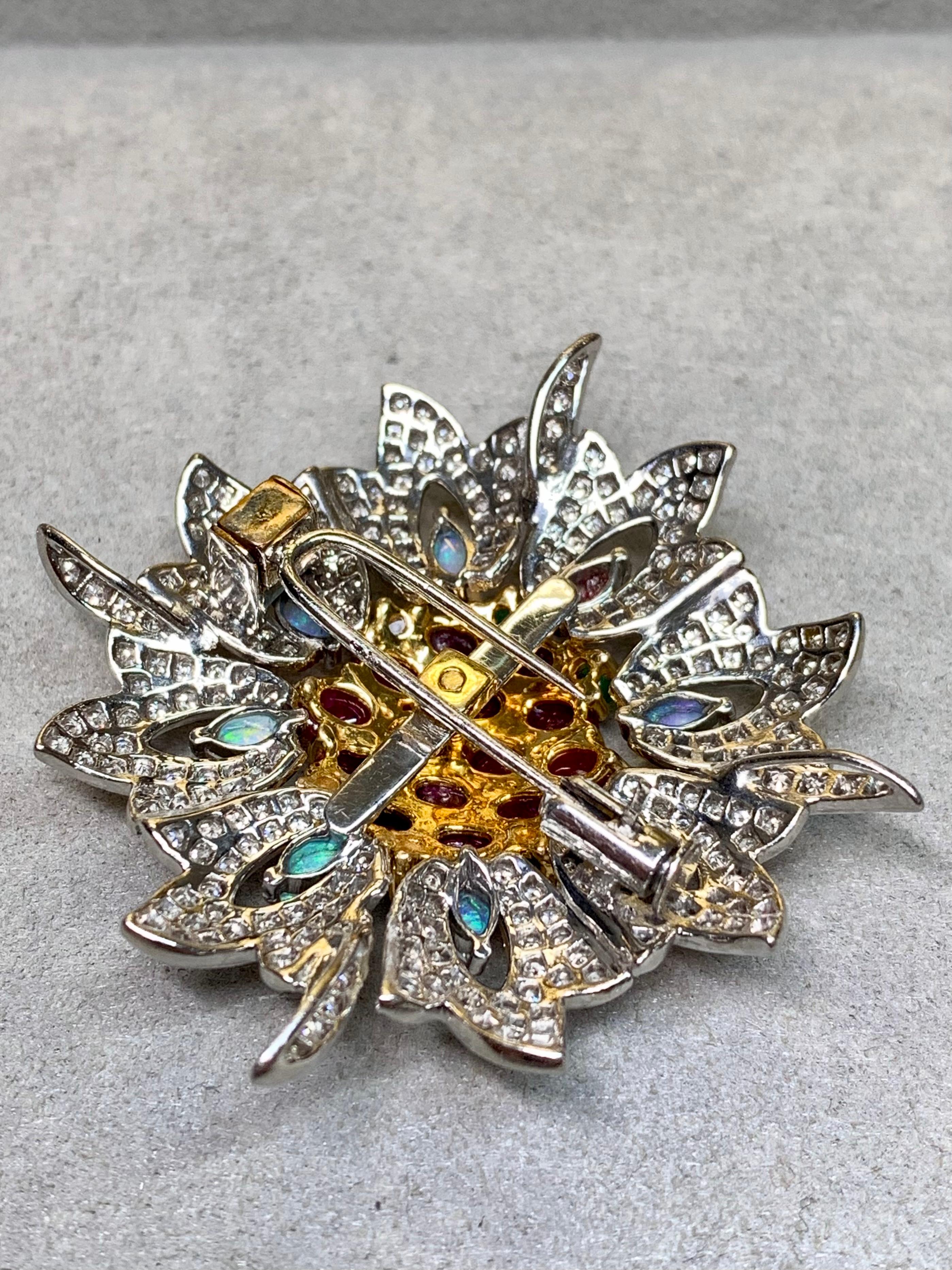 
Una splendida spilla-pendente vintage convertibile, magistralmente realizzata in oro bianco 18 carati con un motivo floreale centrale in oro giallo 18 carati. Il design esplode di colori, con circa 9,00 carati totali di rubini rossi cabochon, 1,90