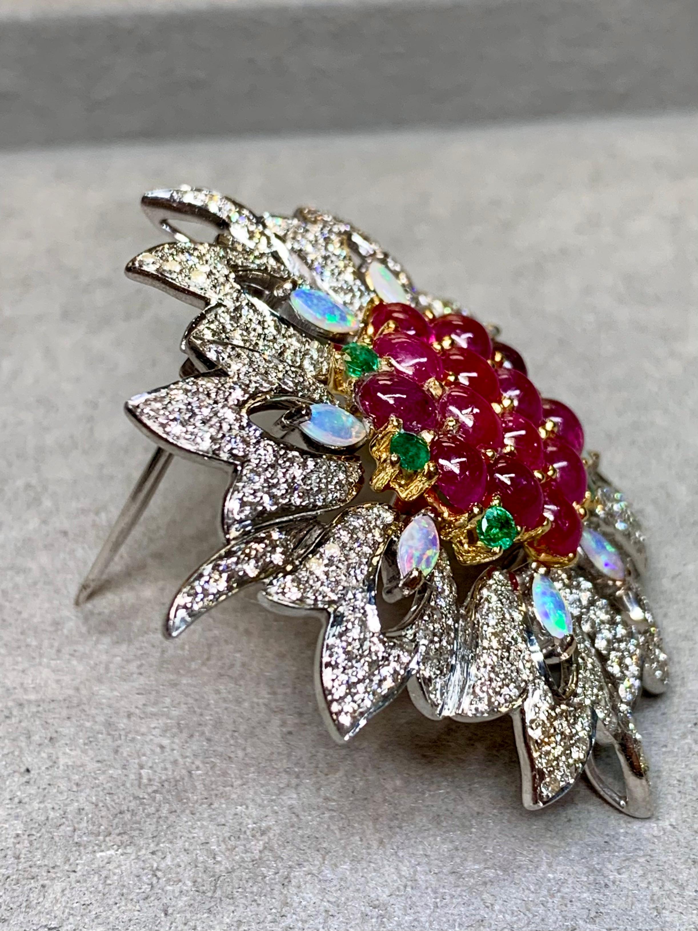 Rétro Ciondolo spilla floreale in oro giallo bianco 18 carati con diamante e rubino 14,86ct in vendita