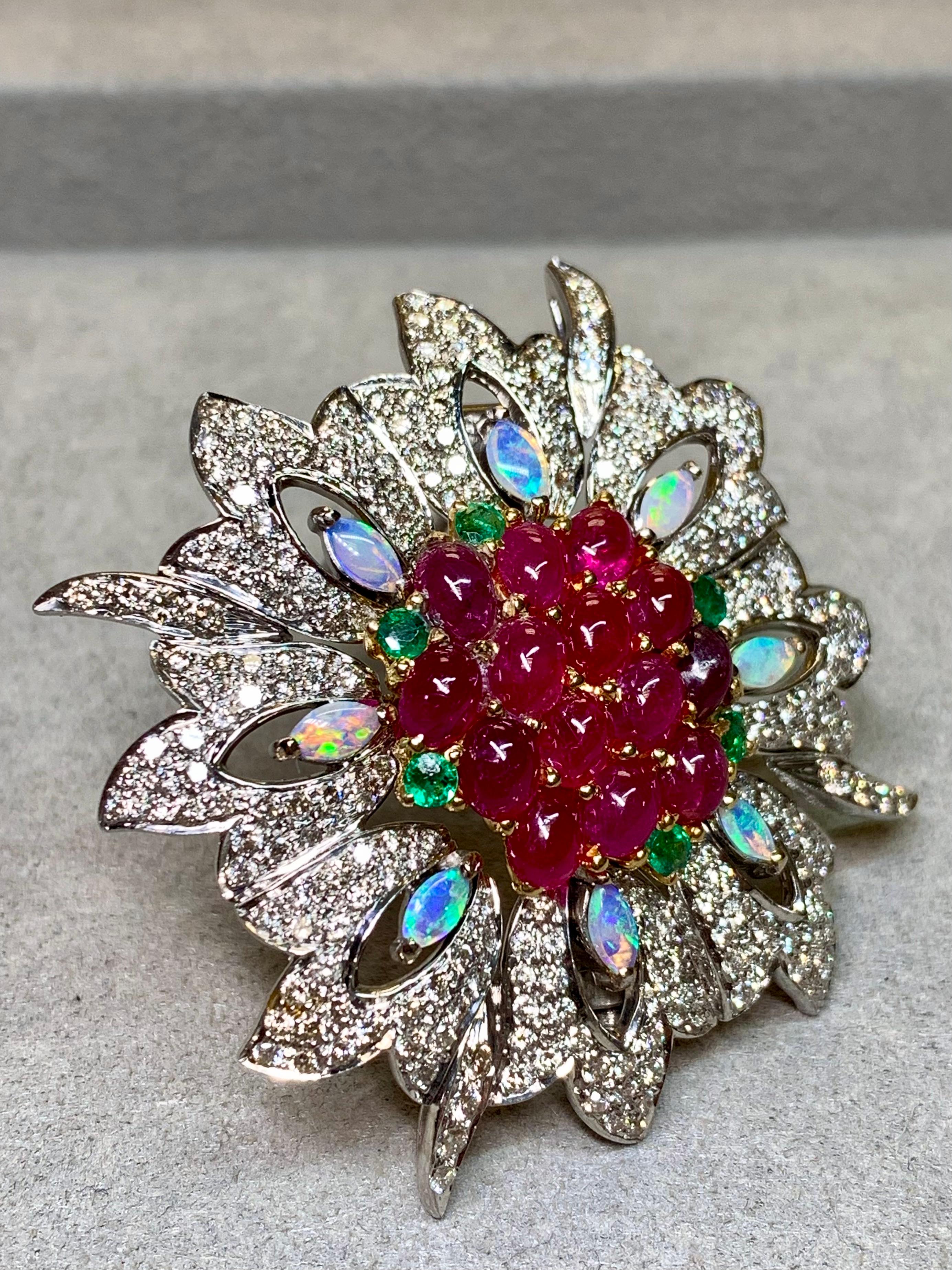 Cabochon Ciondolo spilla floreale in oro giallo bianco 18 carati con diamante e rubino 14,86ct in vendita