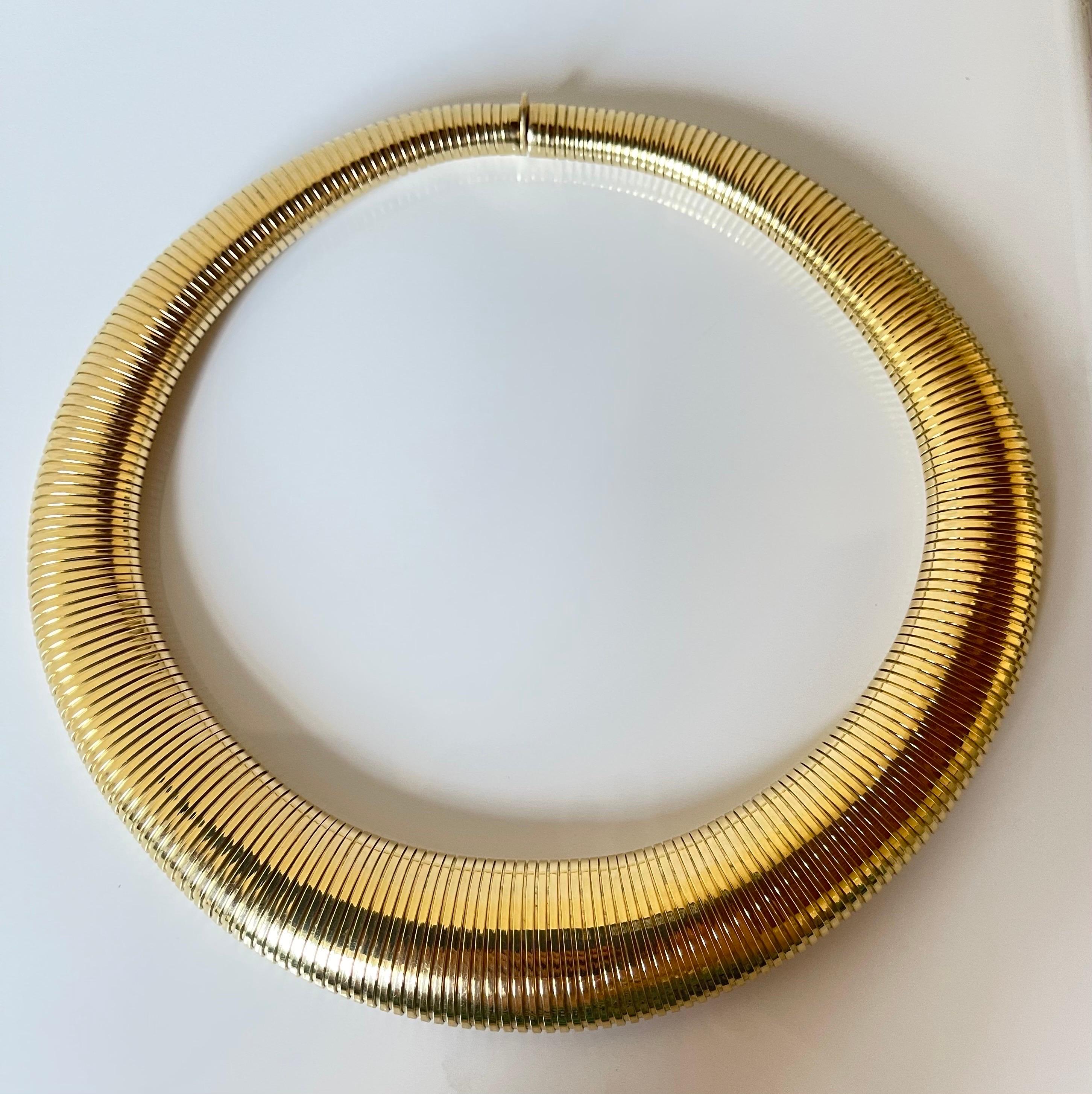A big domed 18K yellow gold Tubogas necklace made in Vicenza, Italy, in the 1970's. This necklace is 53 cm (20.8