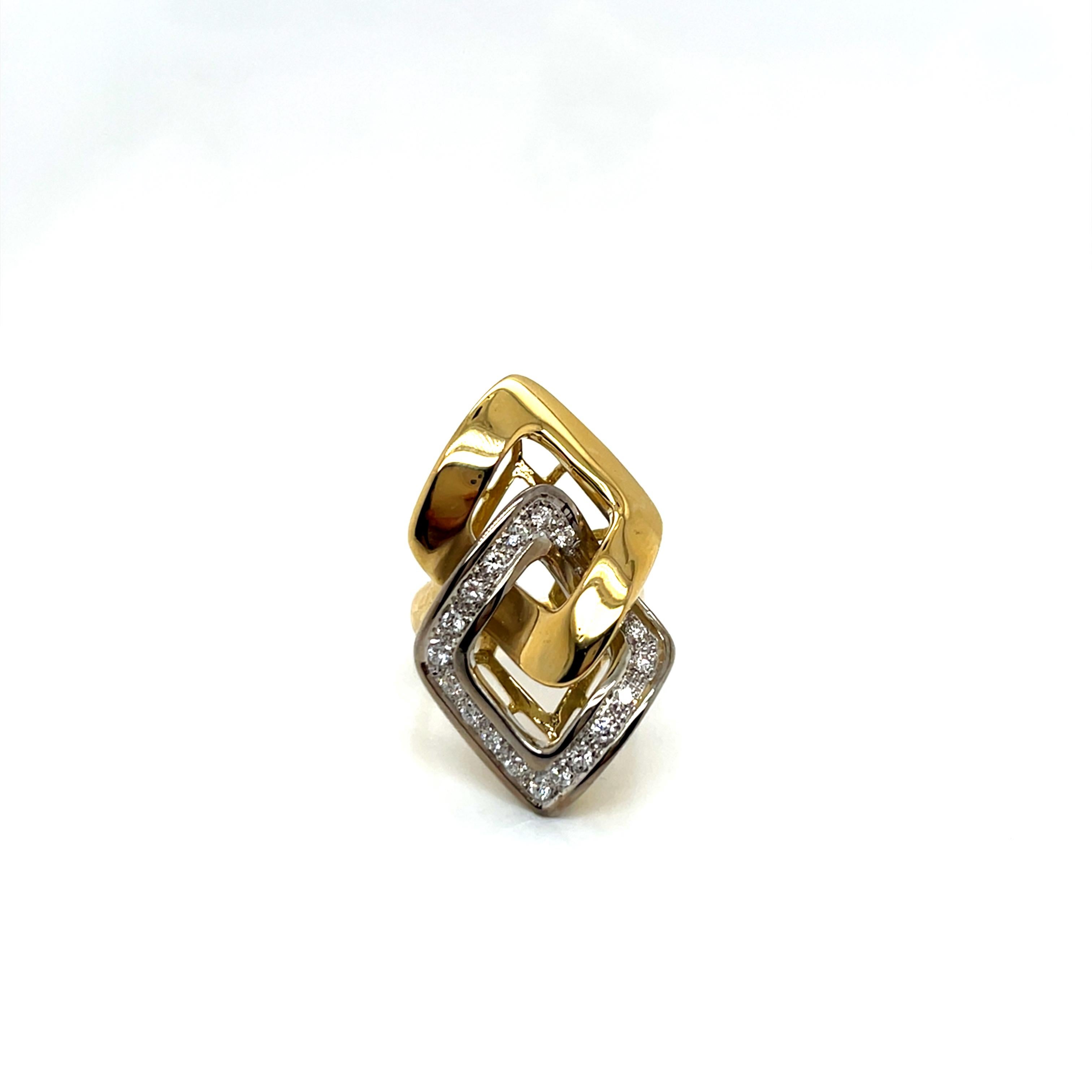Anillo Vintage de Oro Amarillo y Blanco de 18k con Diamantes - Artesanía Italiana

Este espectacular anillo de declaración vintage de los años 80 muestra atrevidos elementos de diseño geométrico característicos de la dramática estética joyera de la