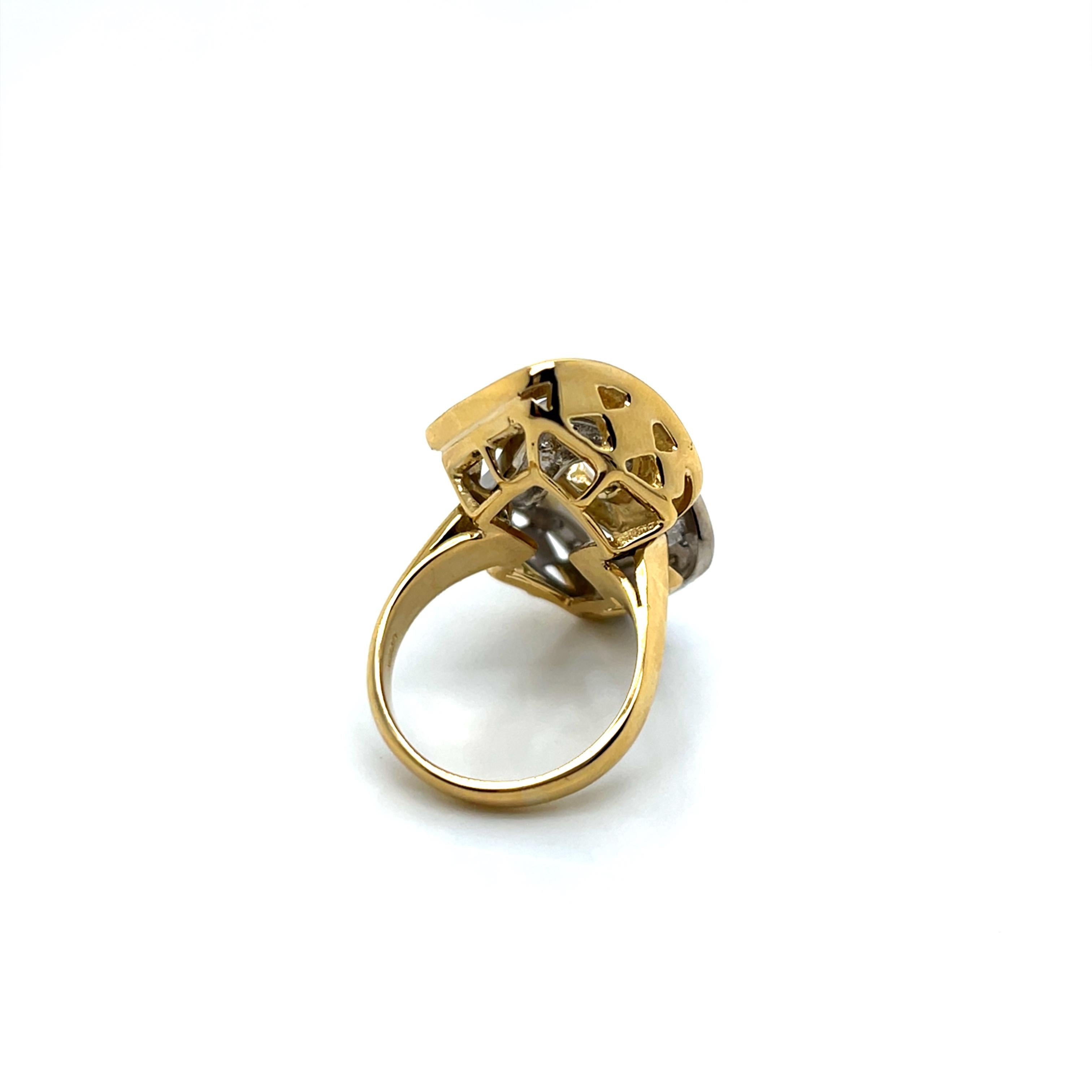 Anillo Vintage de Oro Amarillo y Blanco de 18k con Diamantes - Artesanía Italiana en Excelente estado para la venta en Boston, MA