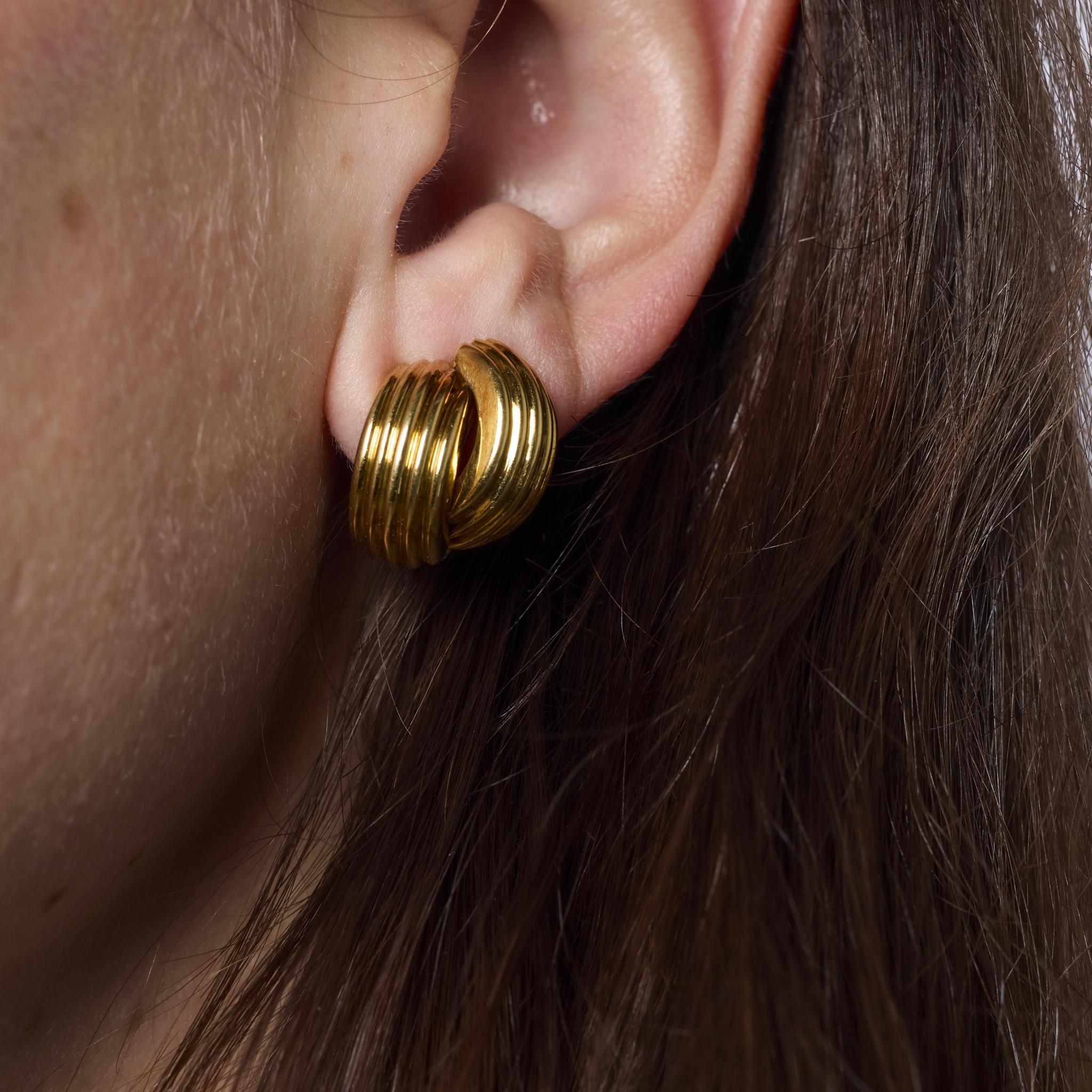 Vintage 18k yellow and white gold earrings In Good Condition For Sale In Beverly Hills, CA