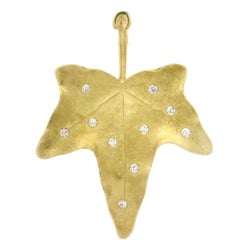 Anstecknadelbrosche aus 18 Karat Gelbgold mit 0,15 Karat strukturiertem, realistischem Blattmuster und Diamanten